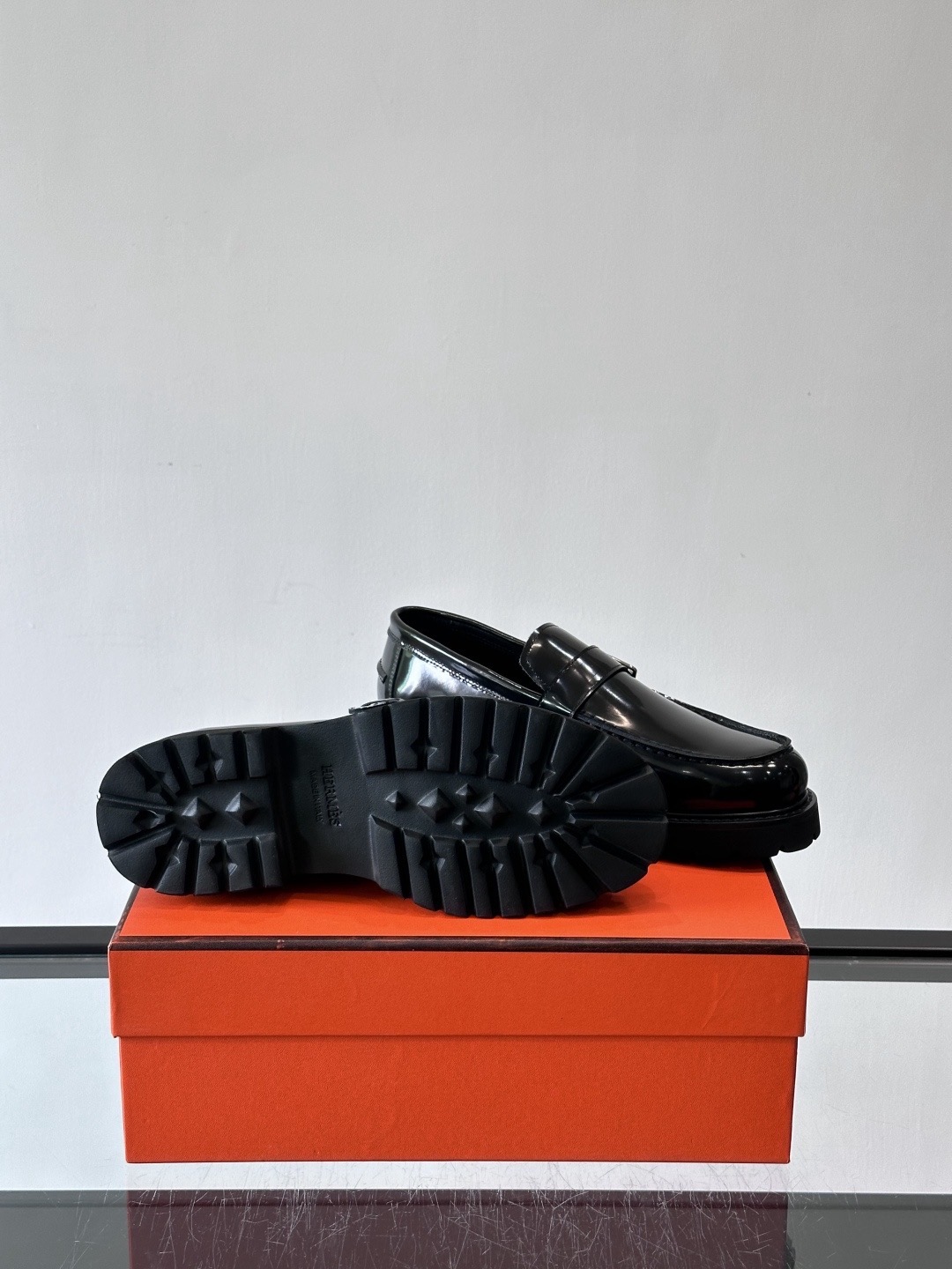 Лоферы мужские в стиле Hermes из лакированной кожи черного цвета