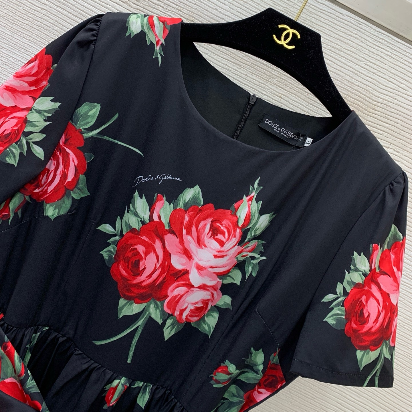 Платье женское Dolce & Gabbana чёрного цвета с красными розами