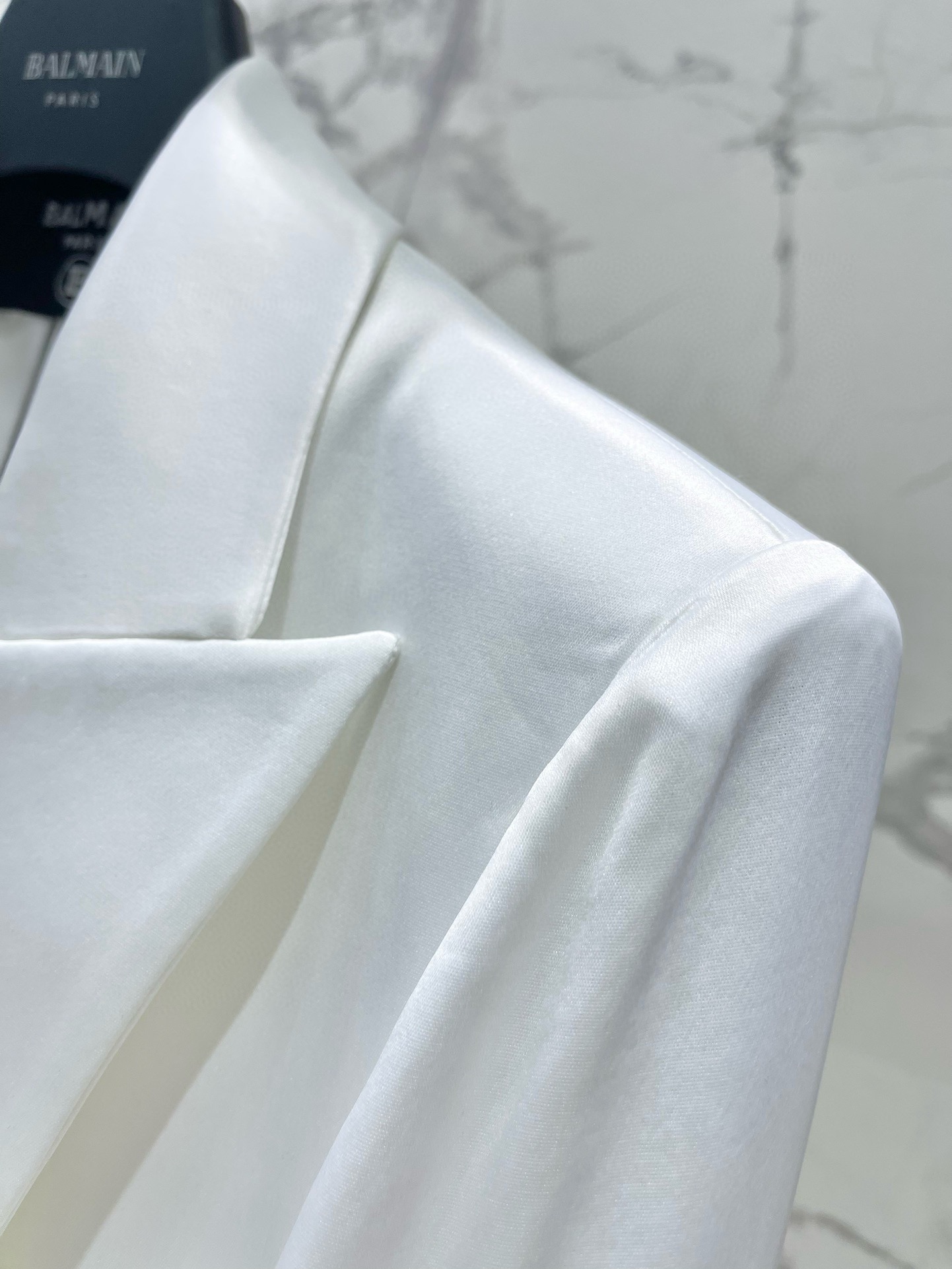 Пиджак женский в стиле Balmain белого цвета с золотыми пуговицами