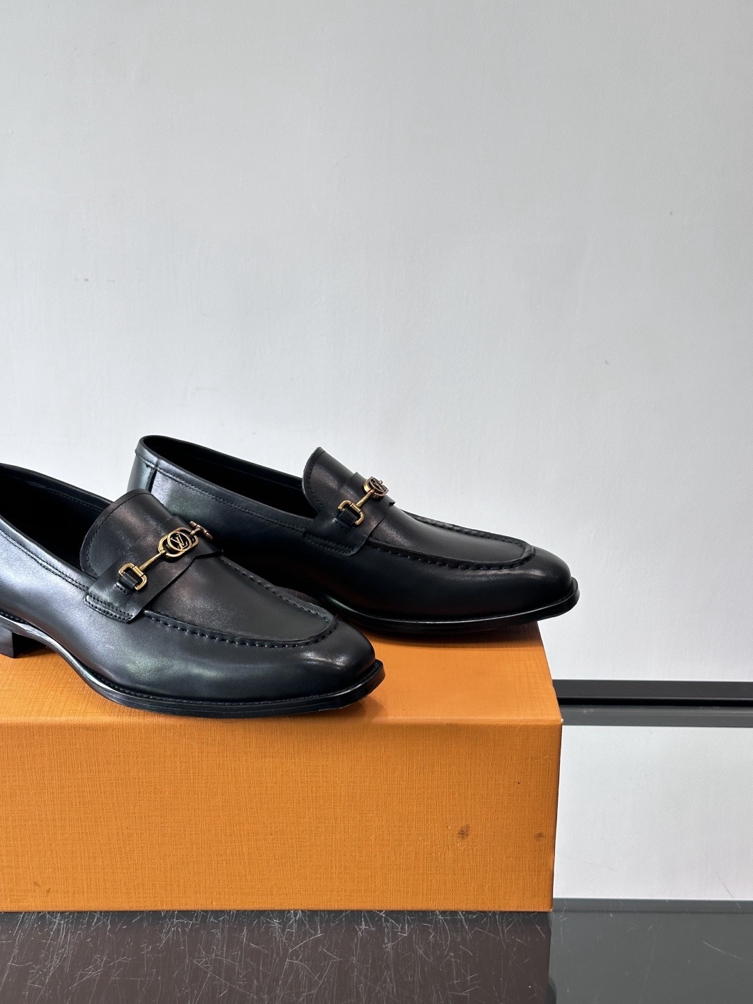 Туфли мужские в стиле Louis Vuitton чёрного цвета с металлической цепочкой