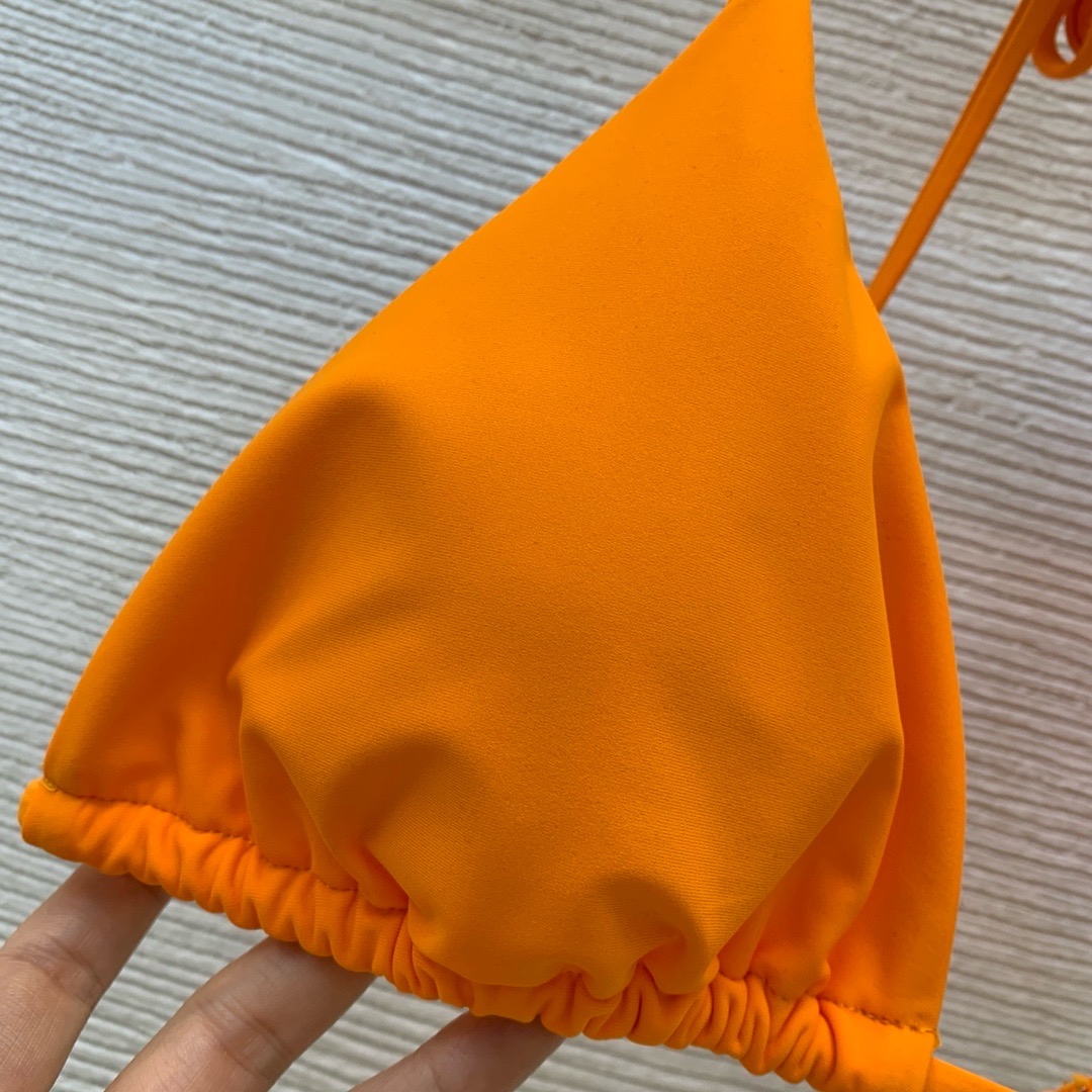 Купальник женский в стиле Versace оранжевого цвета с декоративной фурнитурой