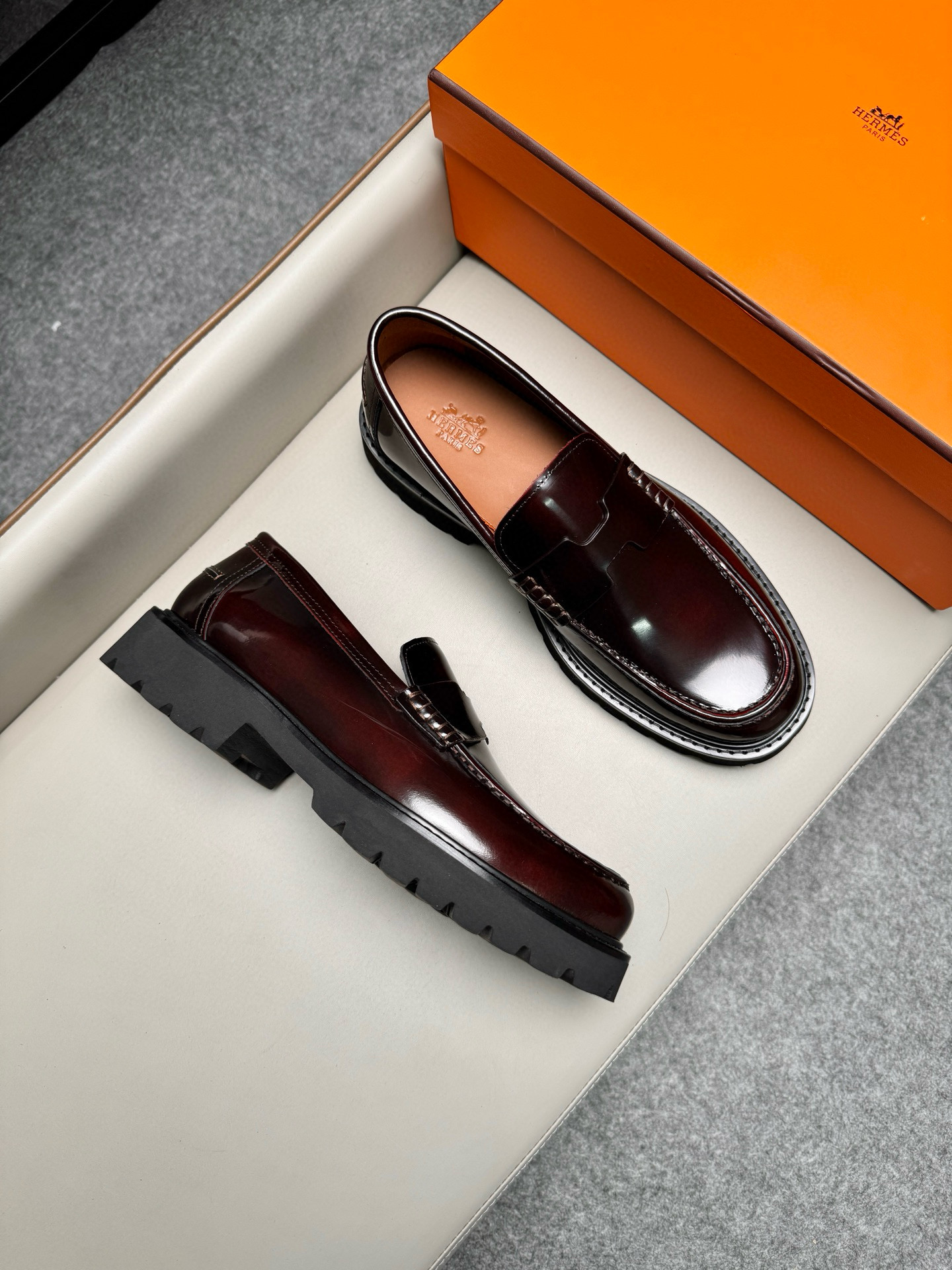 Лоферы мужские в стиле Hermes из натуральной кожи бордового цвета