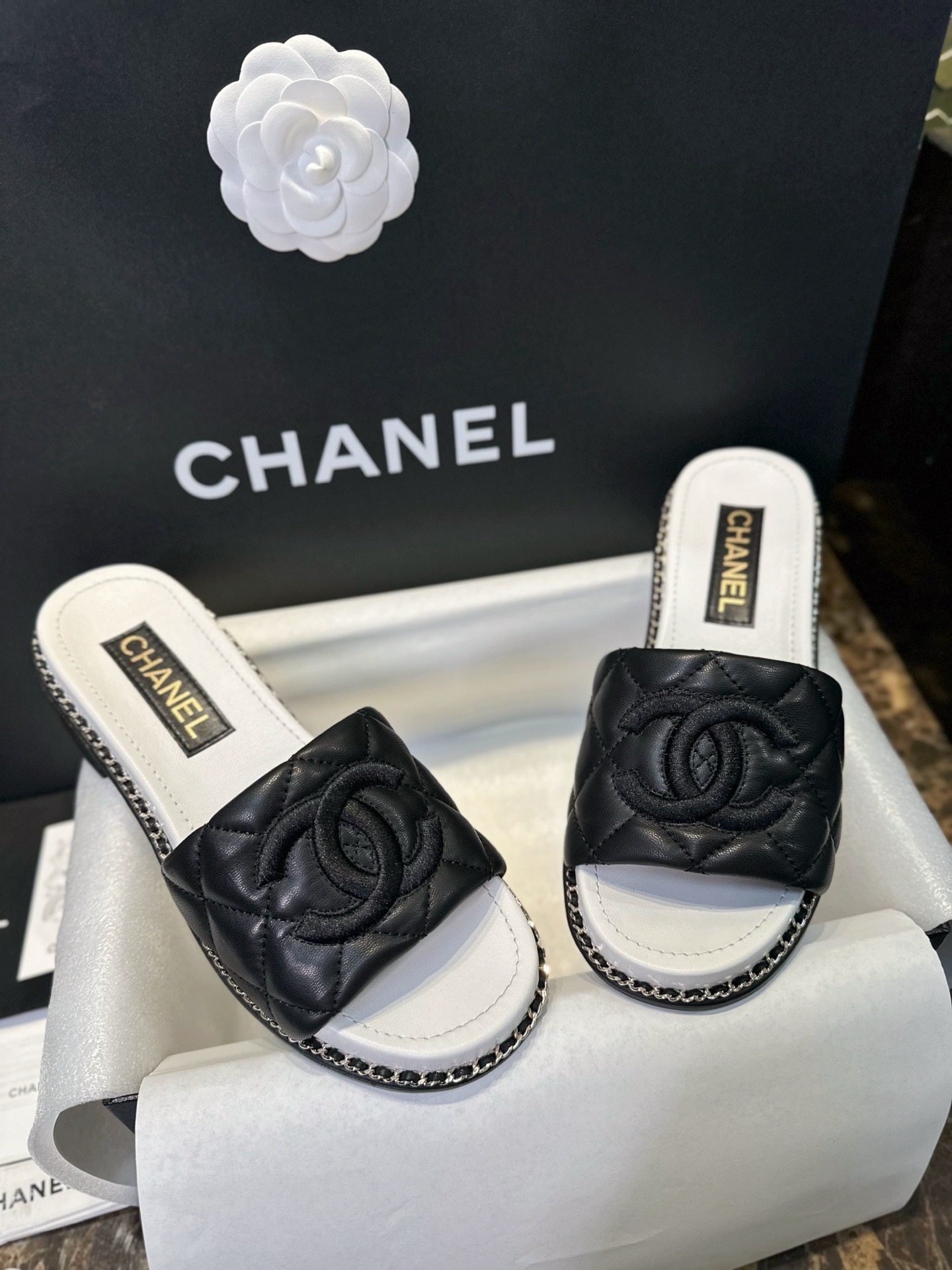 Мюли женские в стиле Chanel 25P чёрно-белого цвета