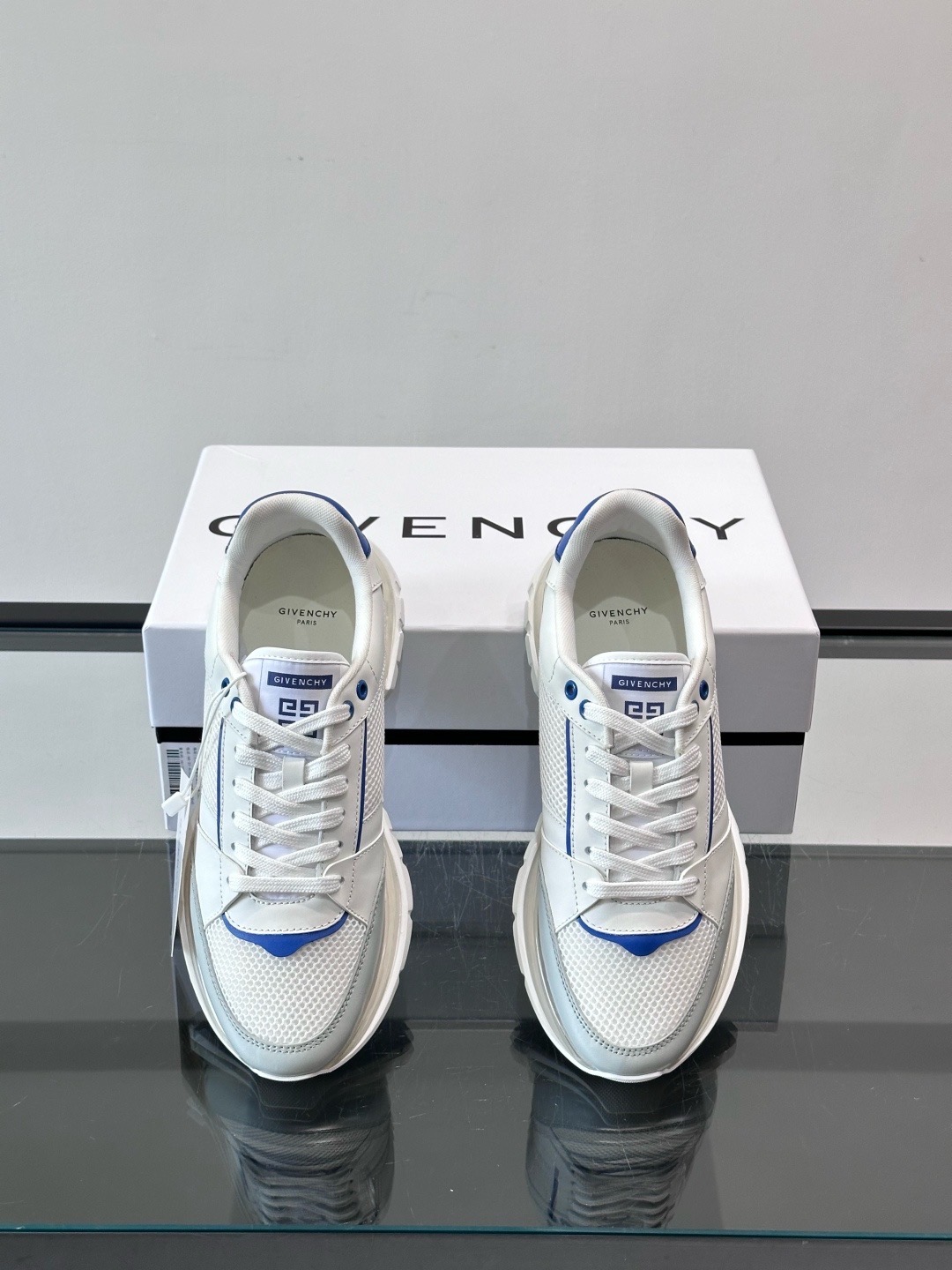 Кроссовки мужские Givenchy белого цвета с синими деталями