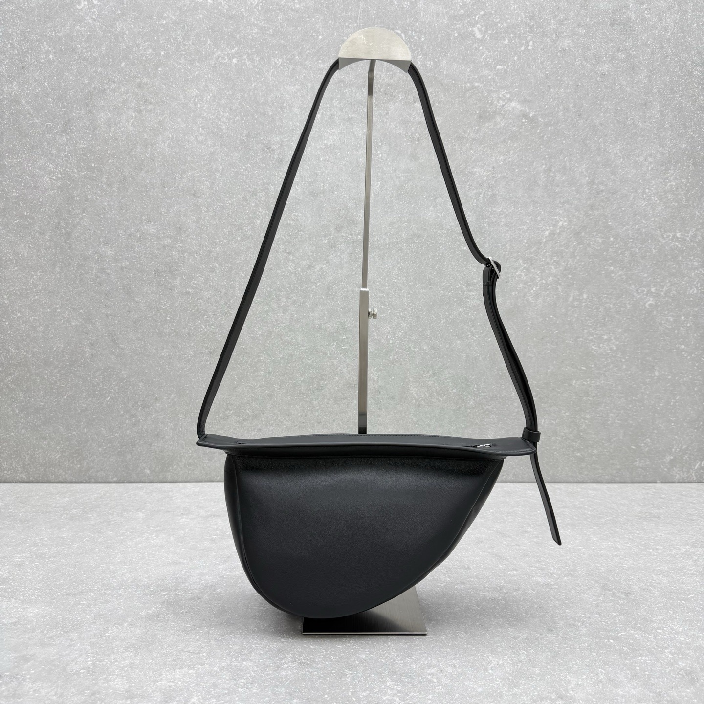 Сумка женская в стиле The Row Banana Bag из натуральной кожи черного цвета