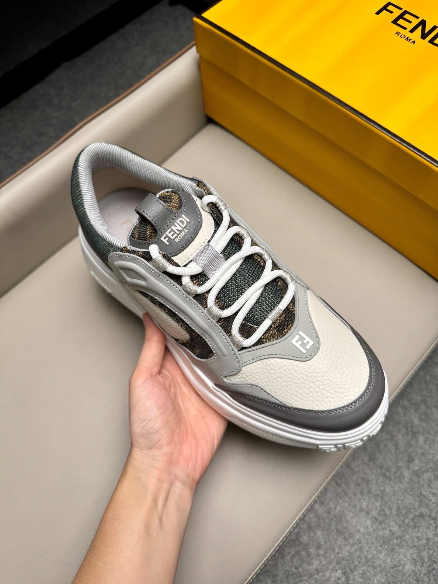 Кроссовки мужские в стиле Fendi серого цвета