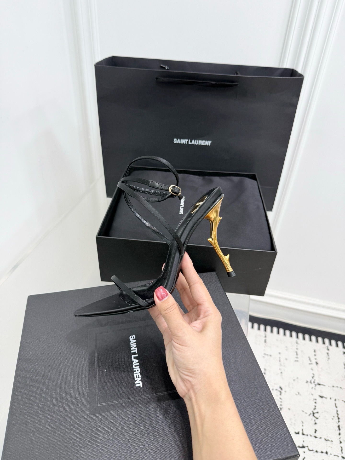 Босоножки женские в стиле Saint Laurent с декоративными кристаллами черного цвета