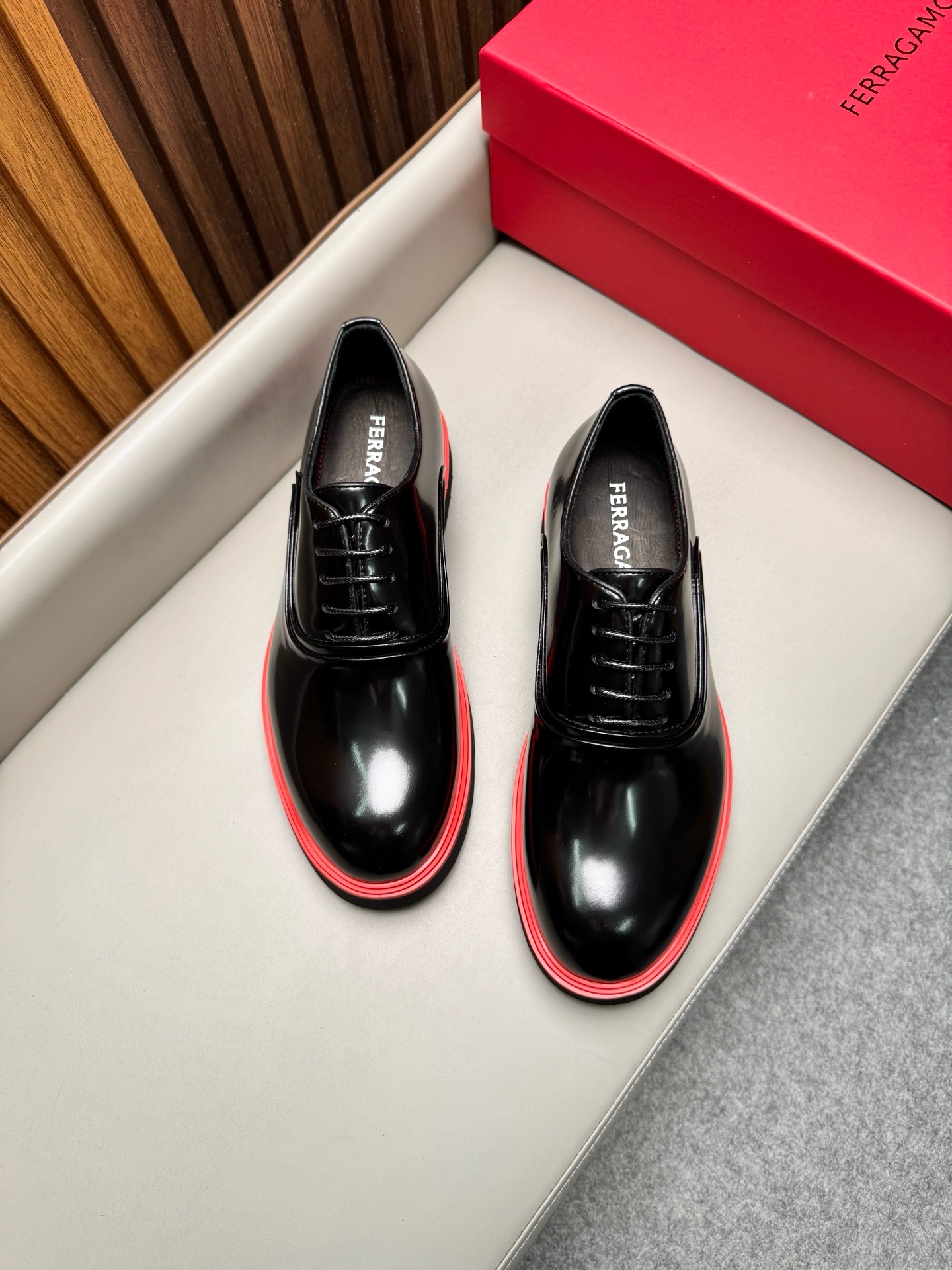 Туфли мужские в стиле Salvatore Ferragamo чёрного цвета с красной окантовкой