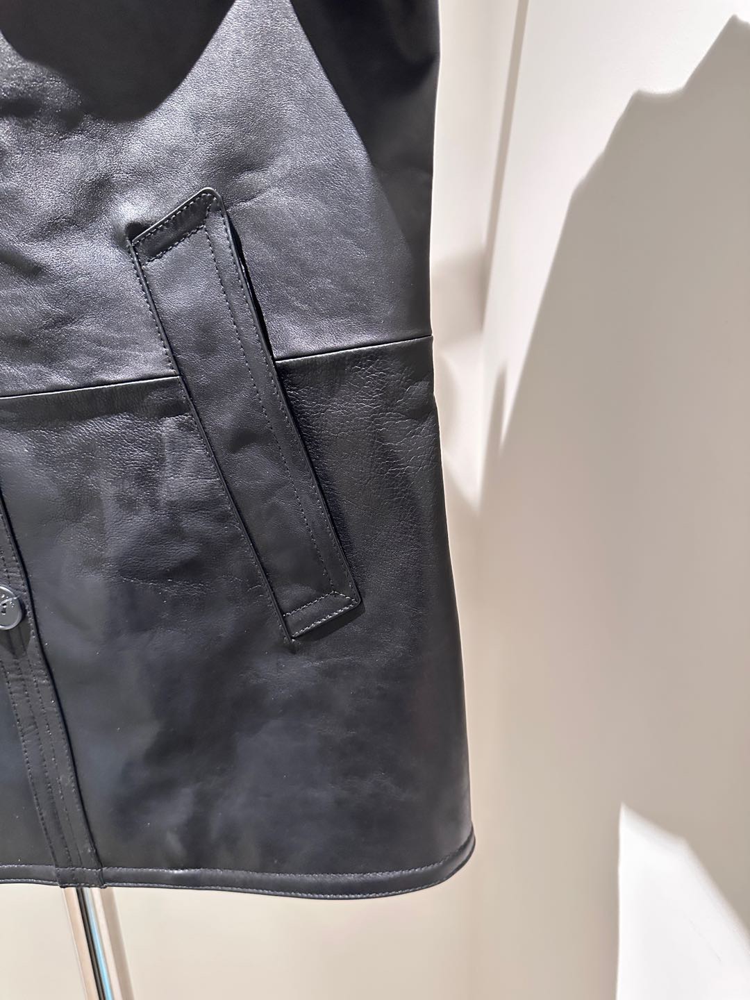 Куртка мужская в стиле Tom Ford чёрного цвета с двубортной застёжкой