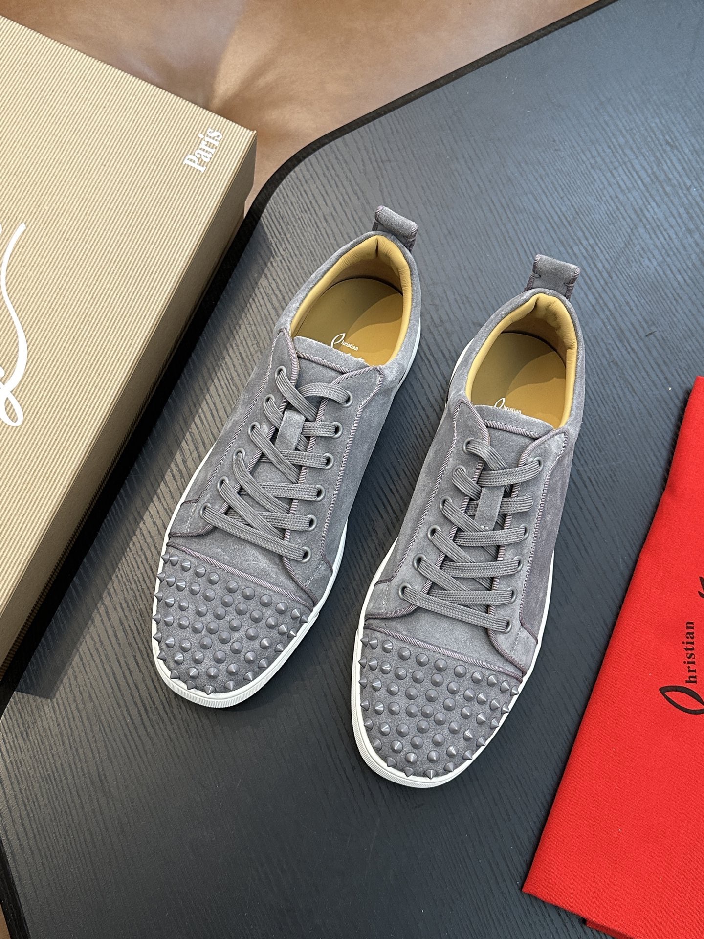 Кроссовки мужские в стиле Christian Louboutin серого цвета с шипами и белой подошвой