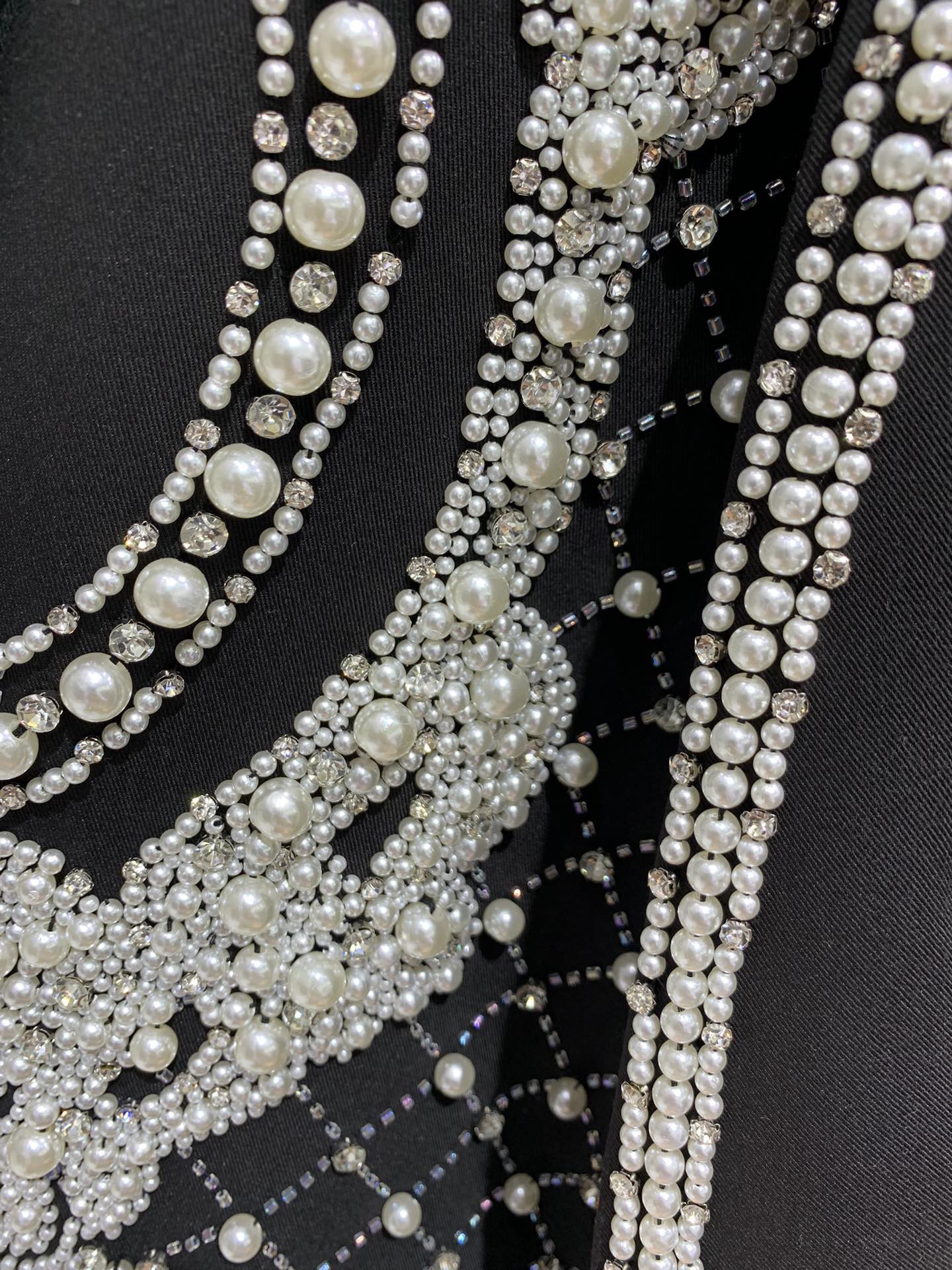 Жакет женский в стиле Balmain из плотной костюмной ткани чёрного цвета с ручной жемчужной вышивкой