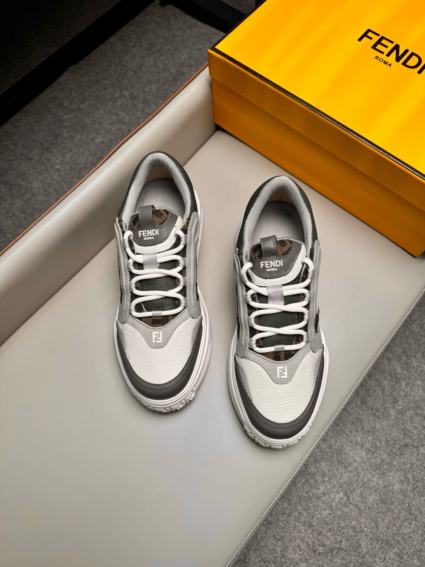 Кроссовки мужские в стиле Fendi серого цвета