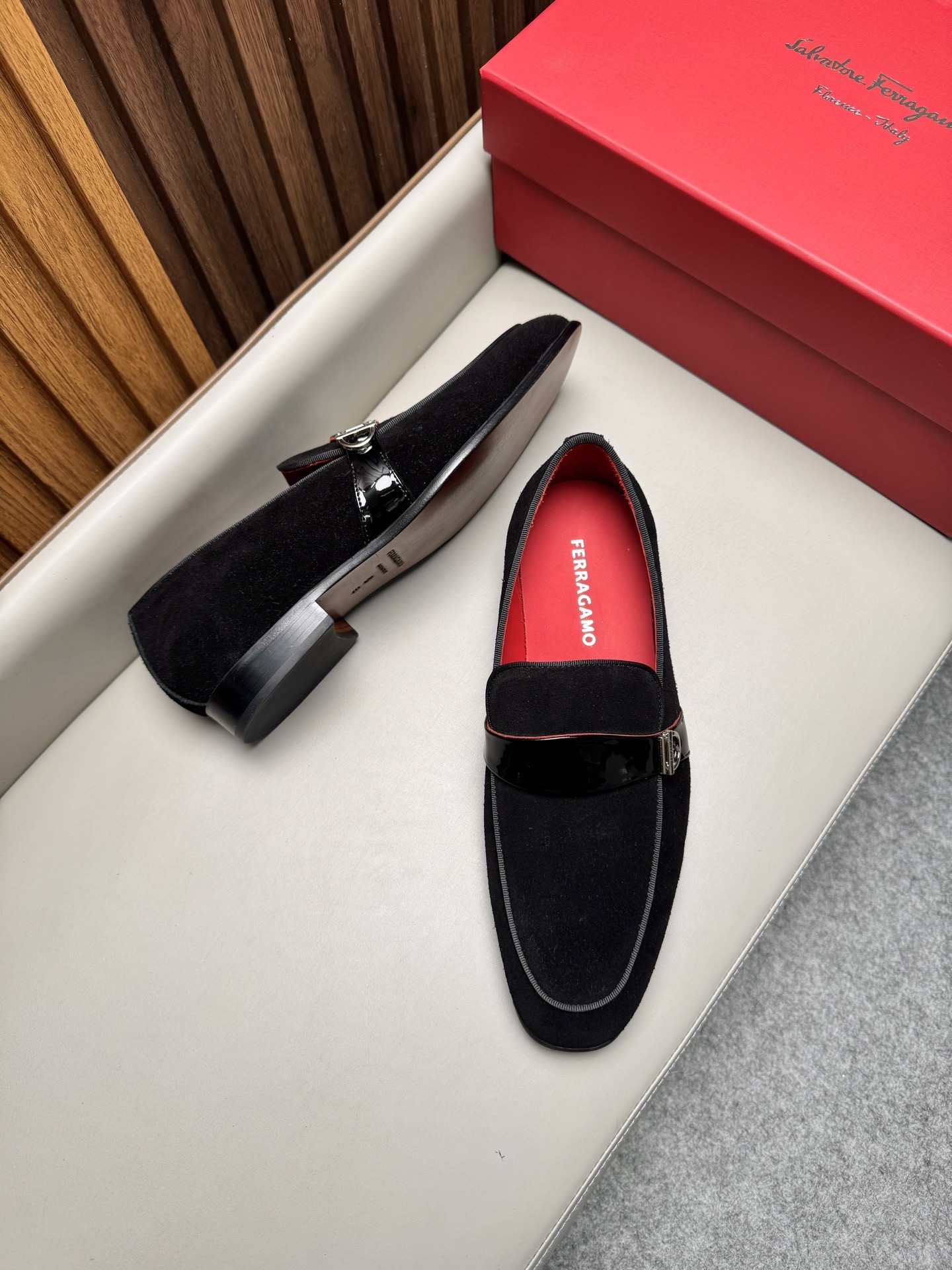 Лоферы мужские в стиле Ferragamo Gancini черного цвета