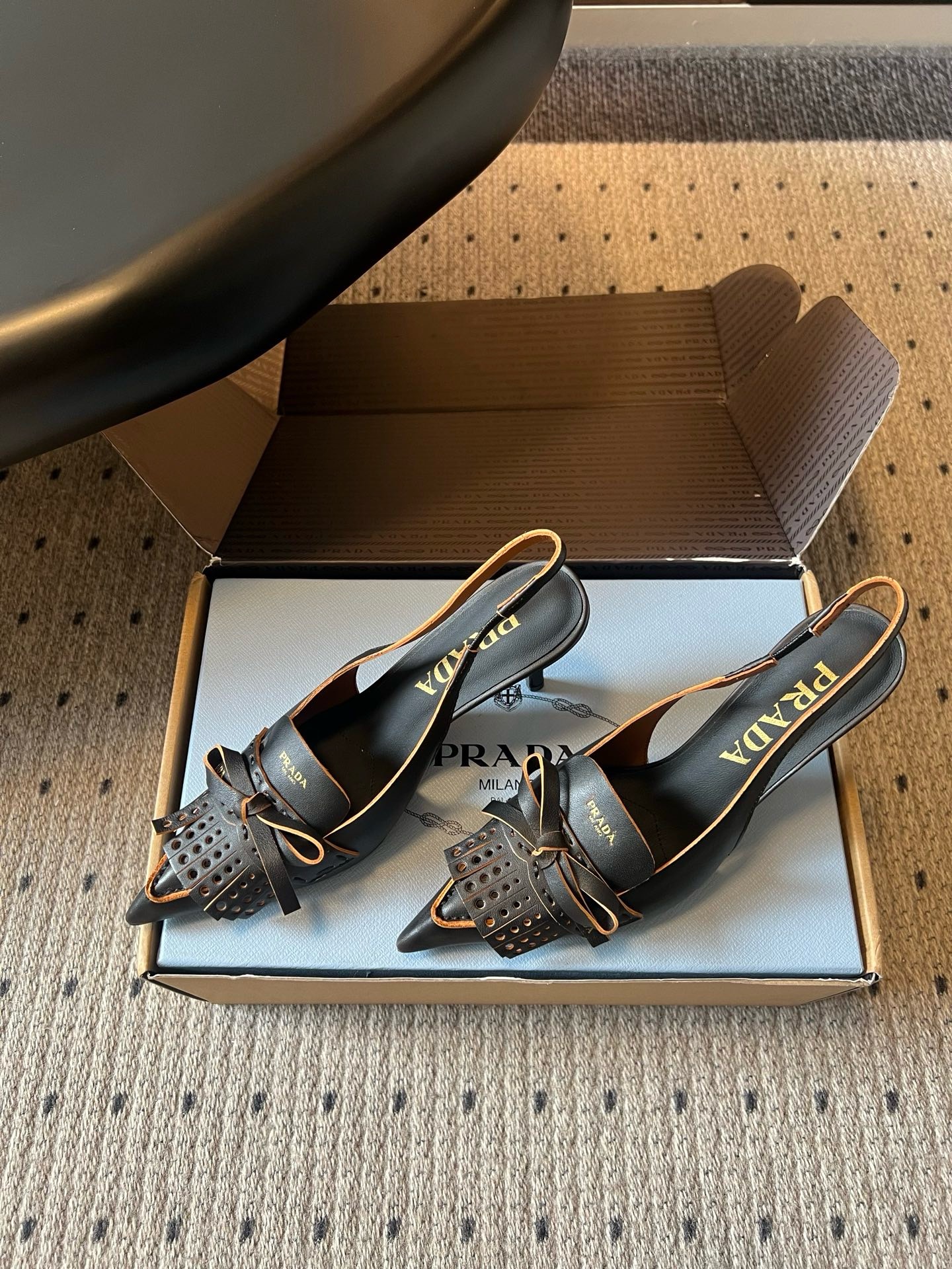 Туфли-слингбэки женские Prada черного цвета