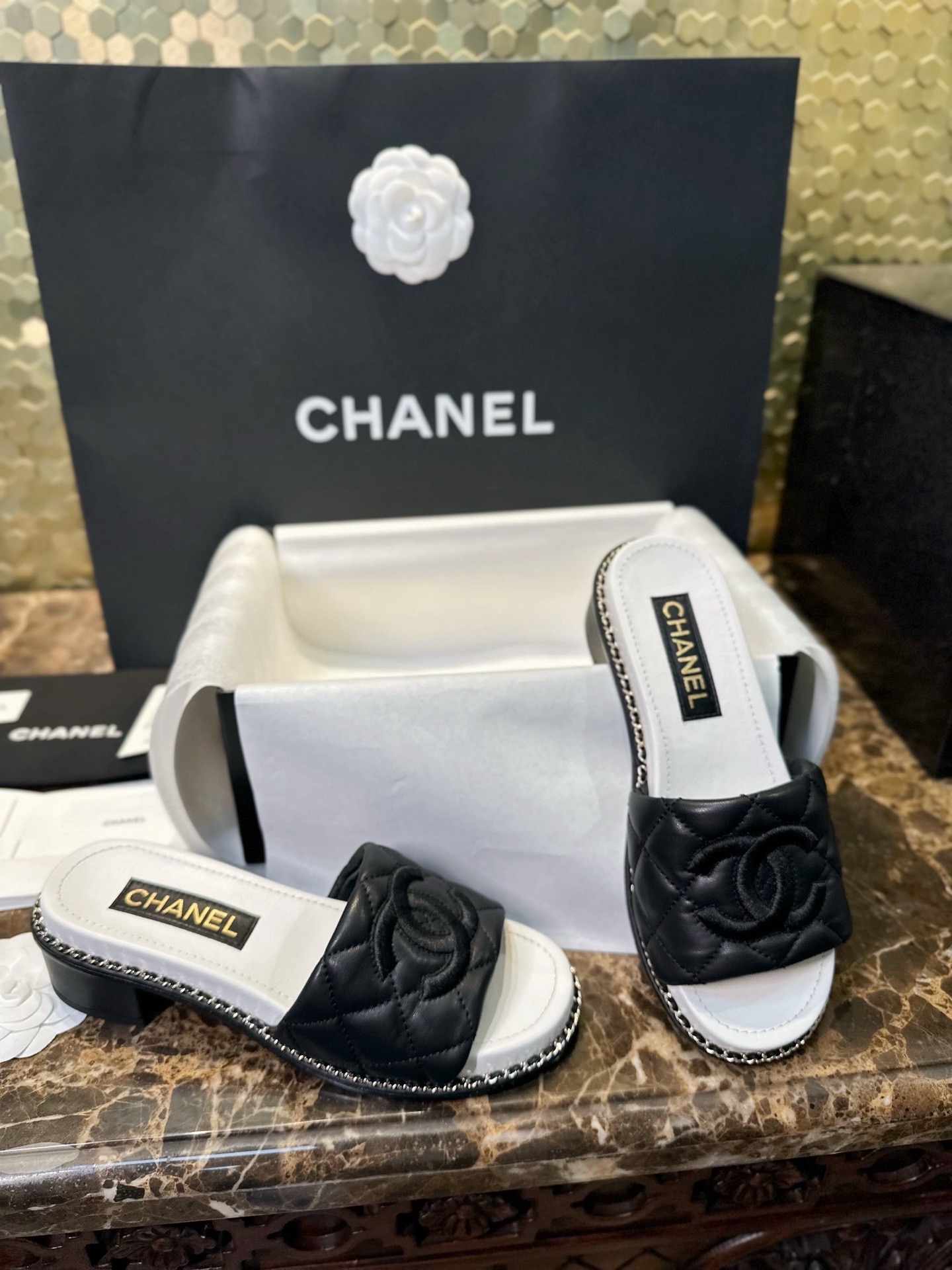 Мюли женские в стиле Chanel 25P чёрно-белого цвета