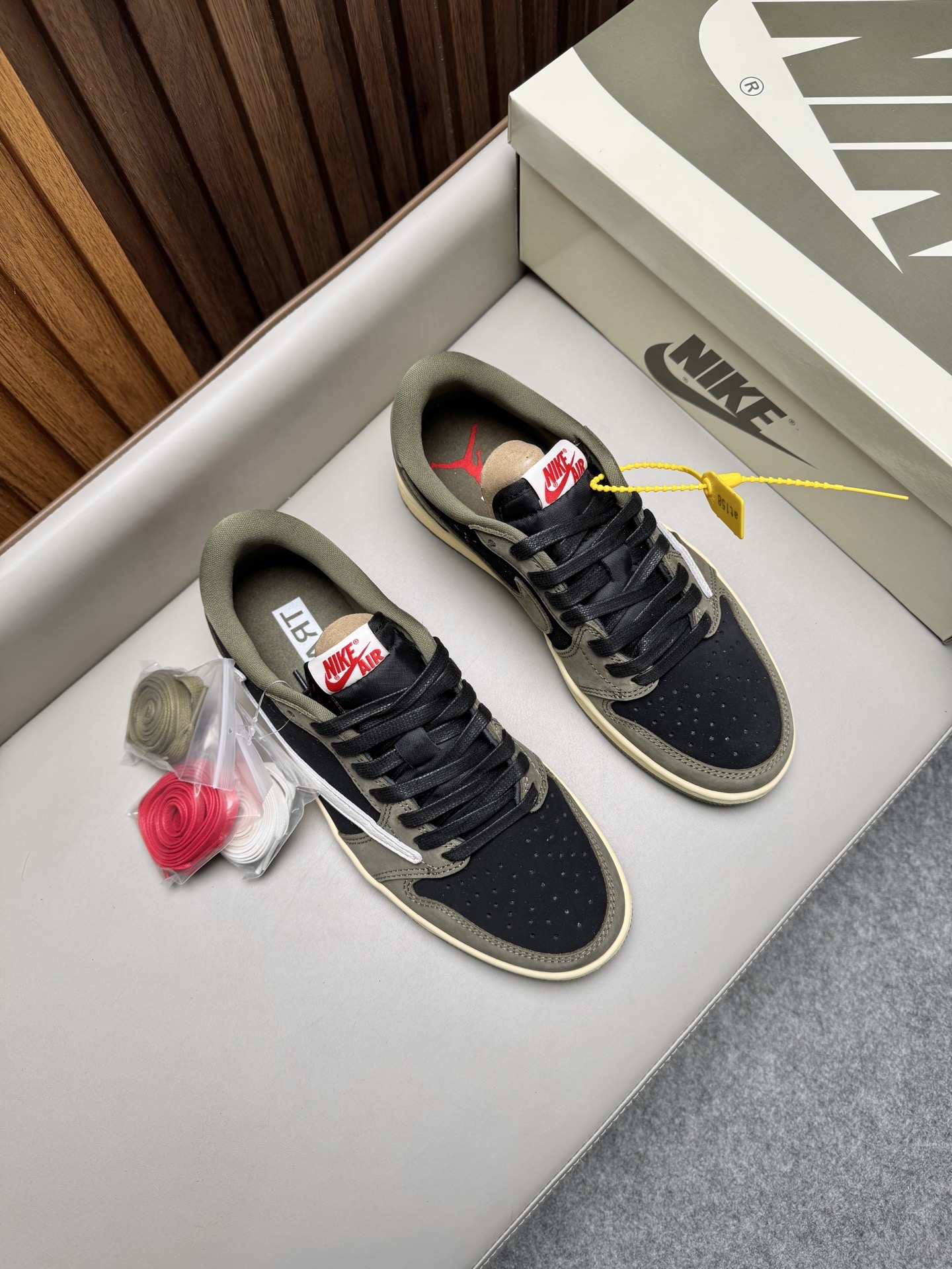 Кроссовки унисекс в стиле Nike Air Jordan 1 Low Travis Scott тёмно-оливкового цвета с чёрными и бежевыми вставками