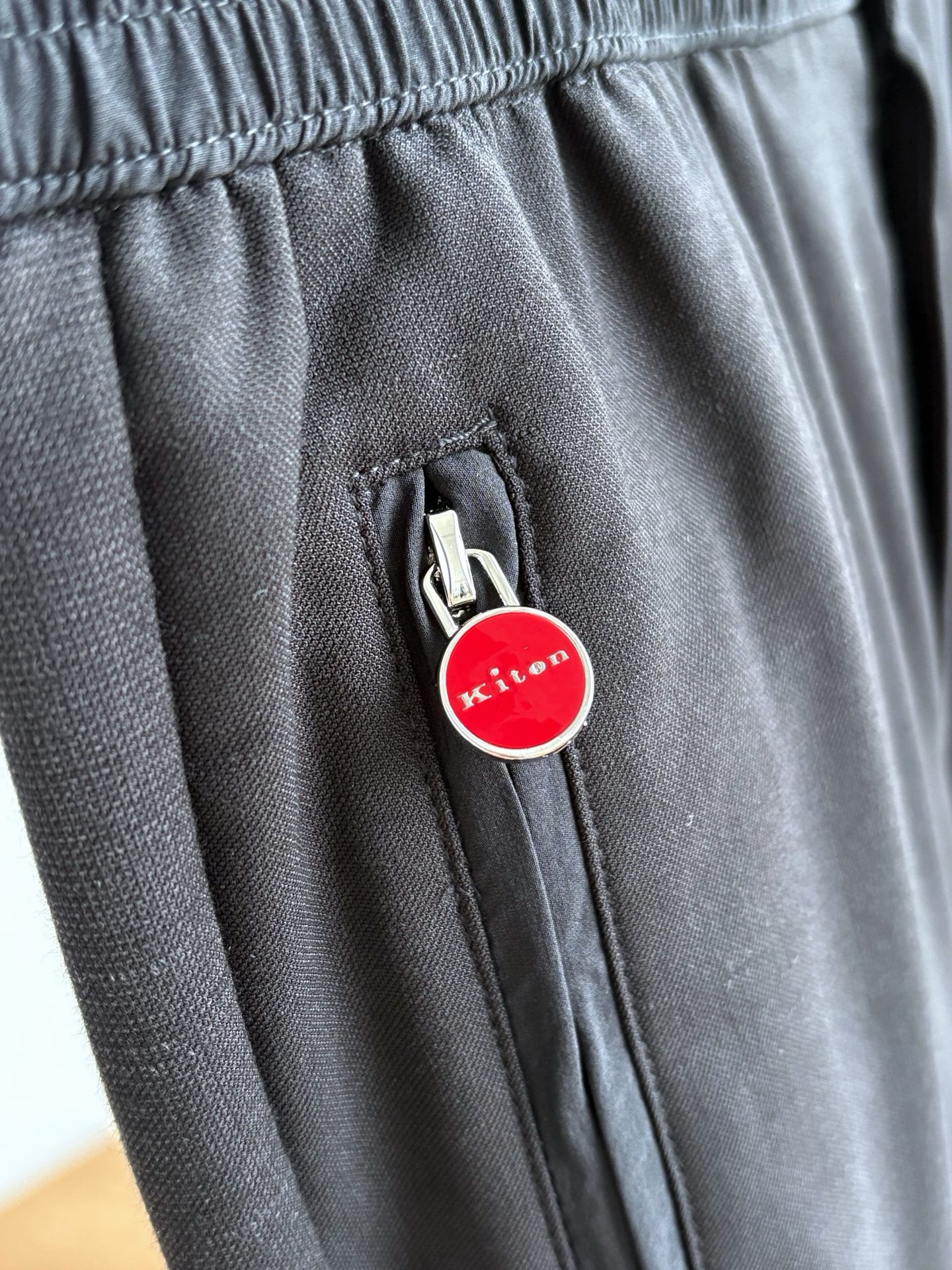 Брюки мужские в стиле Kiton чёрного цвета с прямым кроем