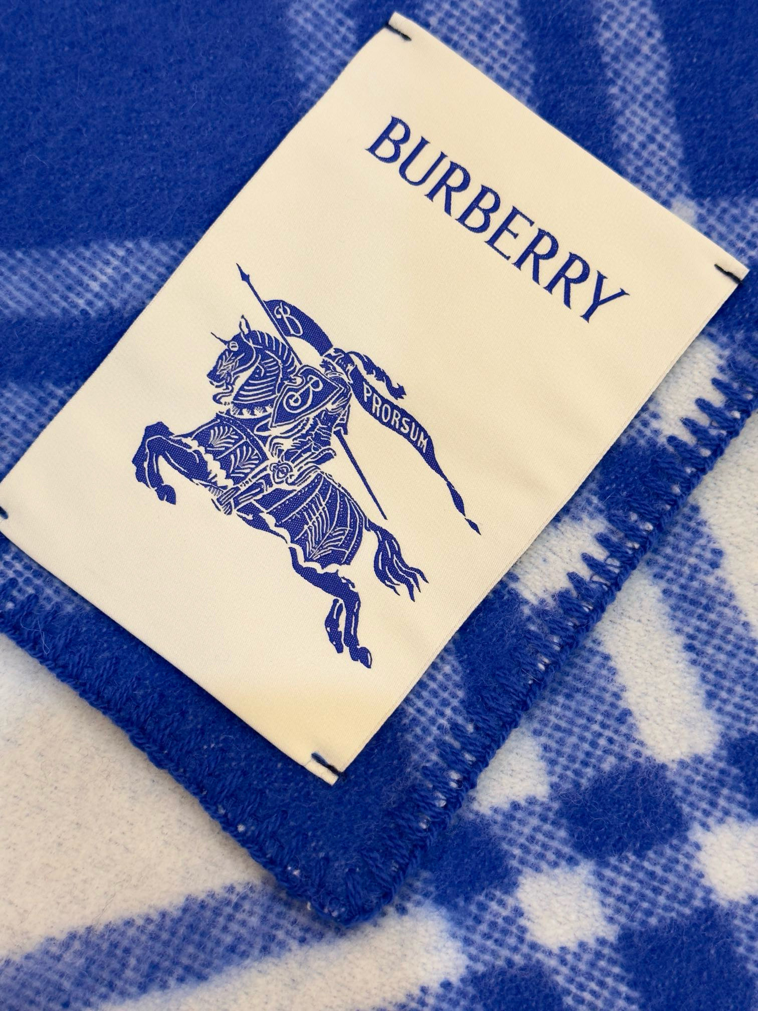 Шарф унисекс в стиле Burberry двусторонний из мягкой шерсти с диагональной клеткой сине-молочного  цвета