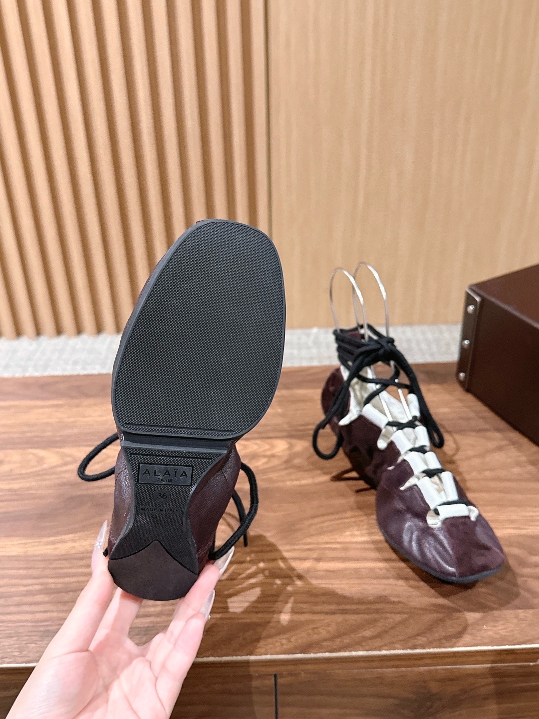 Балетки женские в стиле Alaïa Fold из натуральной замши со шнуровкой бордово-молочного цвета