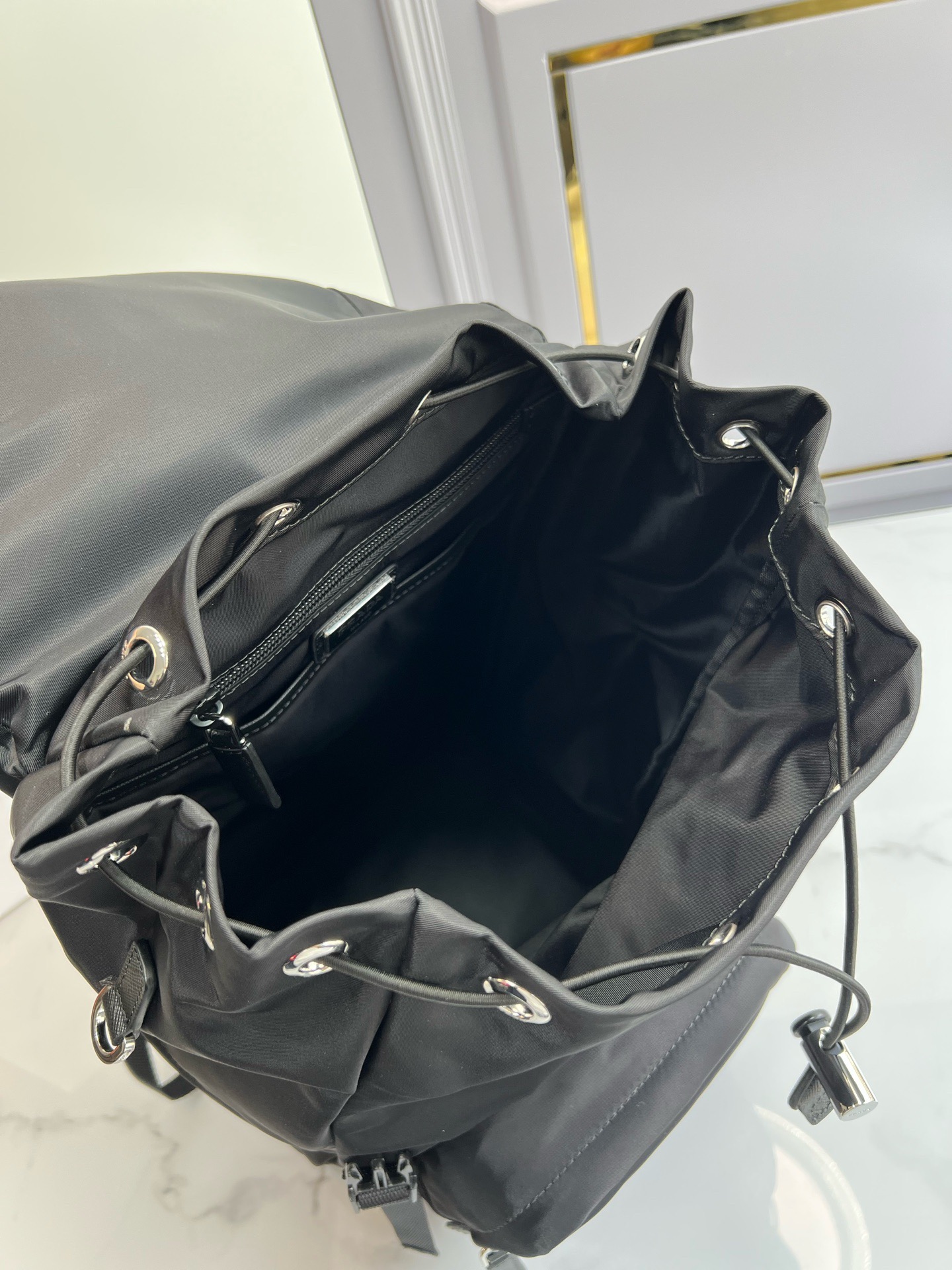 Рюкзак мужской в стиле Prada Re-Nylon чёрного цвета с треугольным логотипом