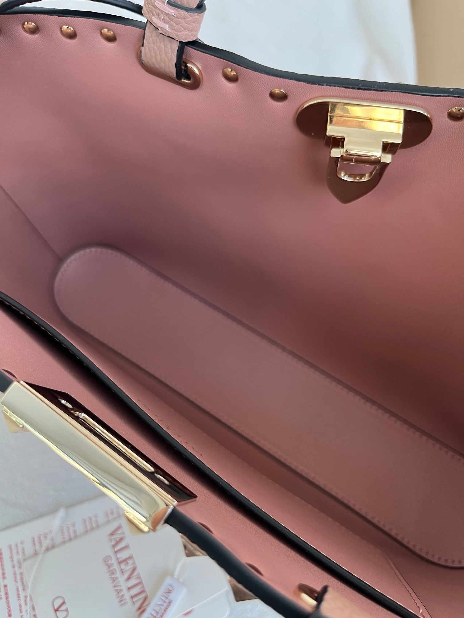 Сумка женская в стиле Valentino Garavani Rockstud таупового цвета