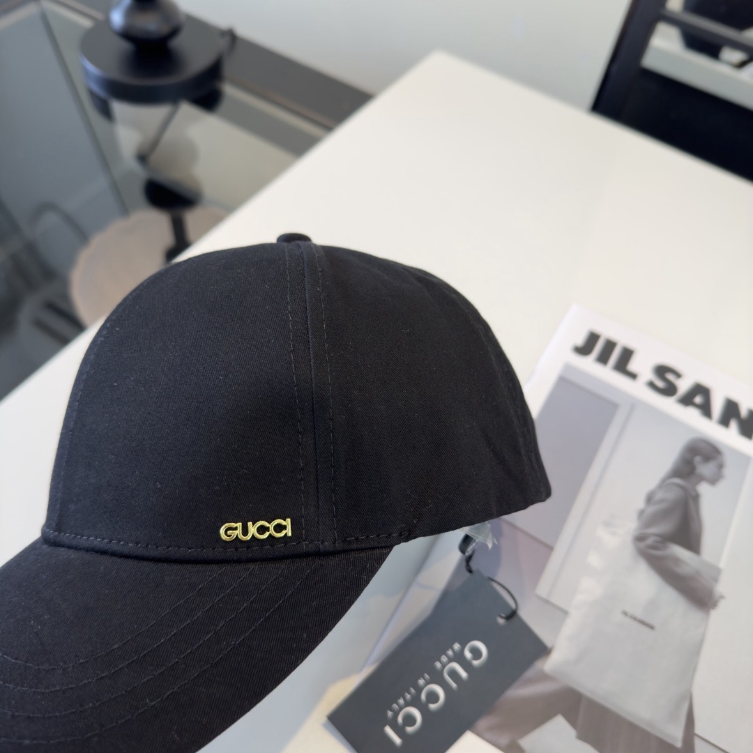 Кепка женская в стиле Gucci из хлопковой ткани чёрного цвета с логотипом