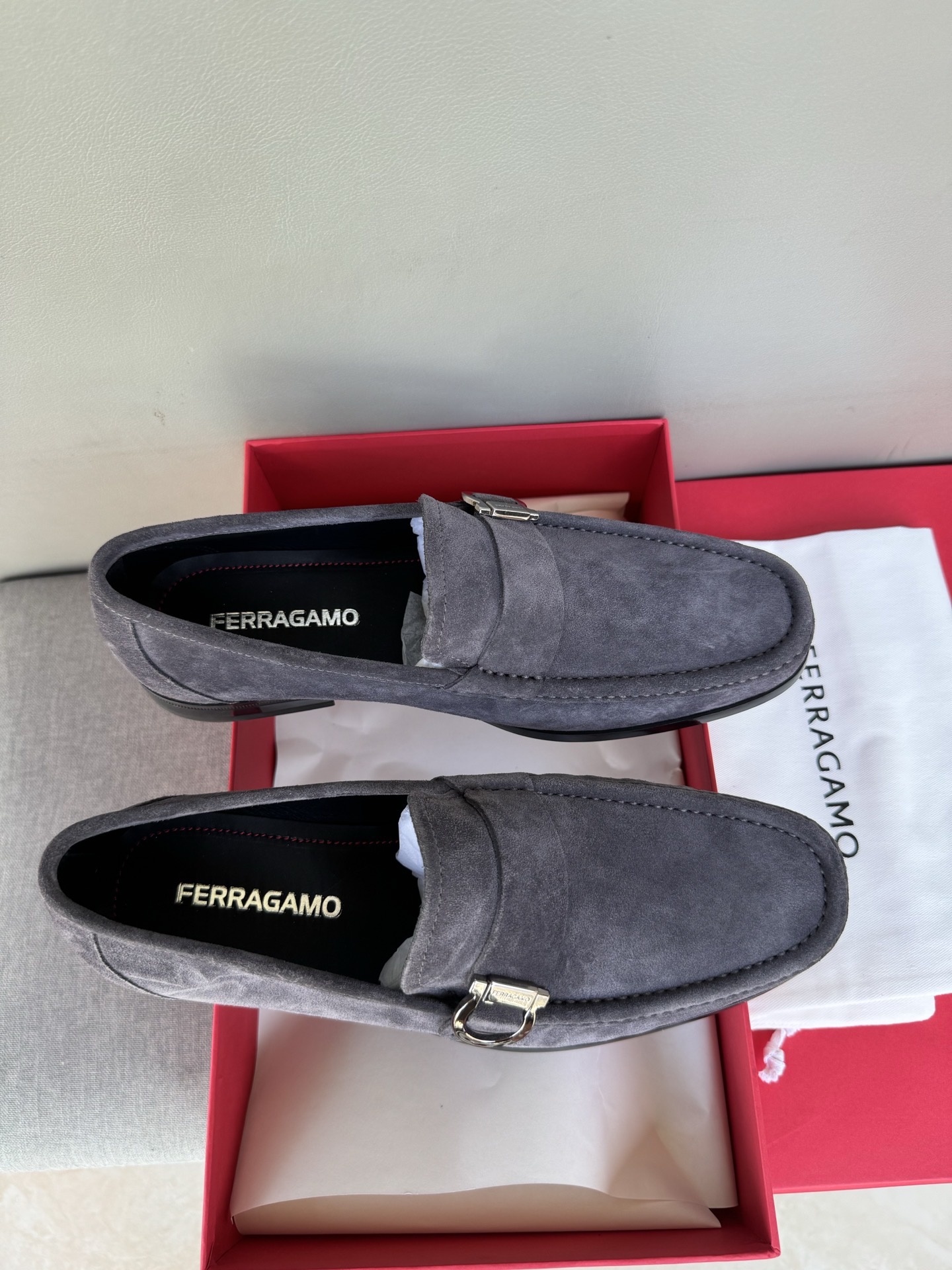 Лоферы мужские в стиле Ferragamo Gancini из натуральной замши серого цвета