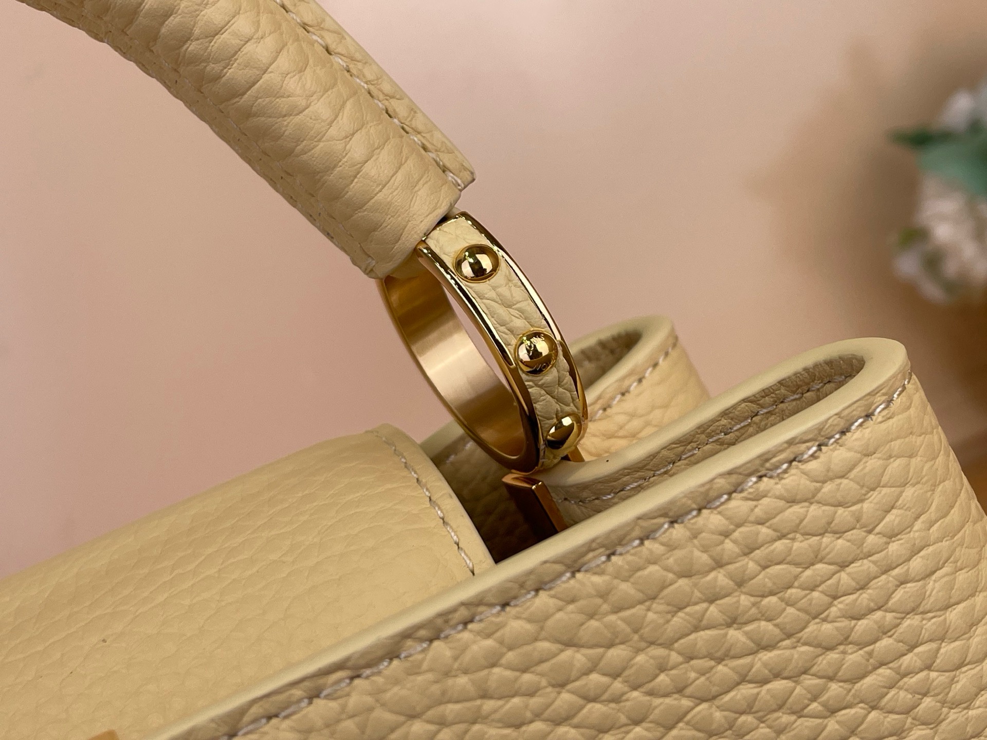 Сумка женская Louis Vuitton Capucines Mini жёлтого цвета