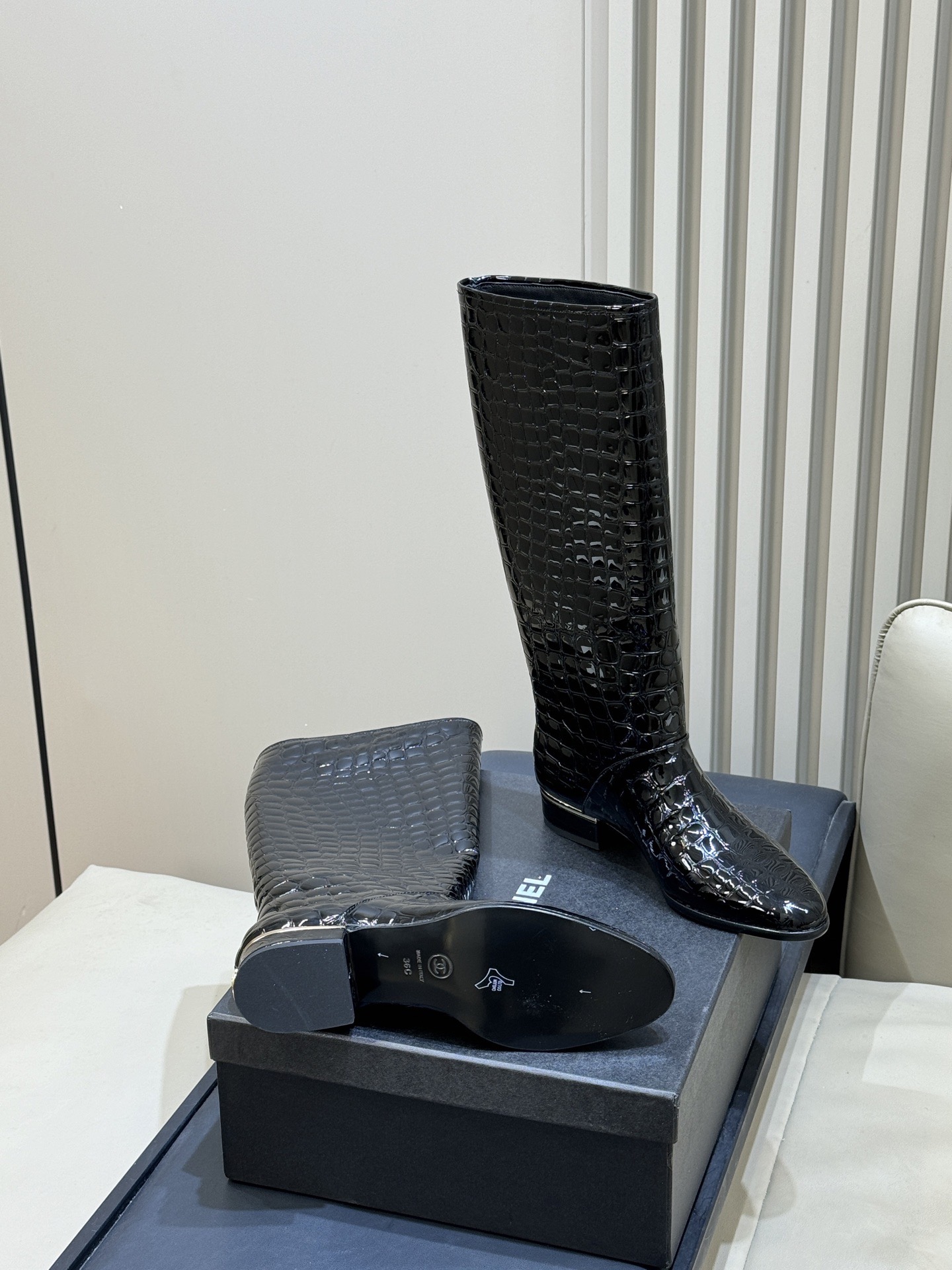 Сапоги женские Chanel Métiers d’art High Boots черного цвета