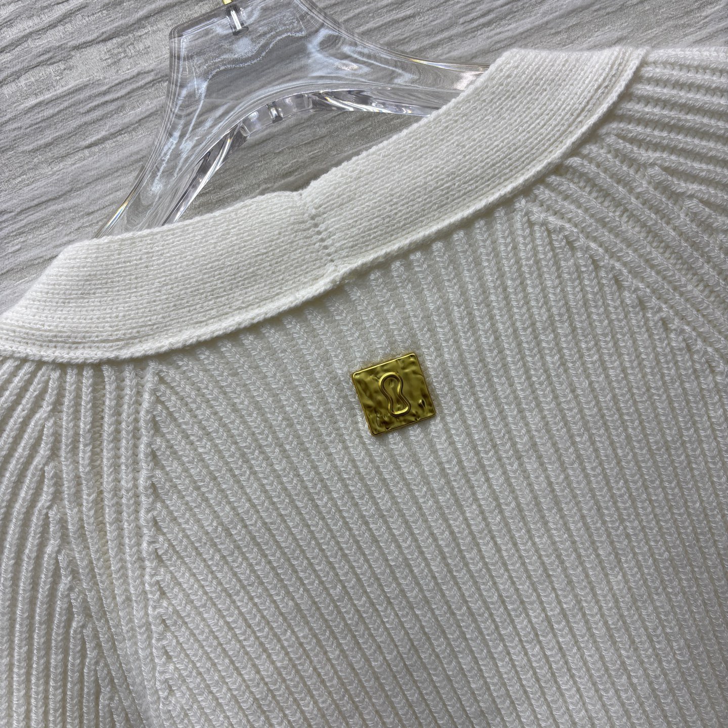 Кардиган женский в стиле Schiaparelli молочного цвета с декоративными пуговицами