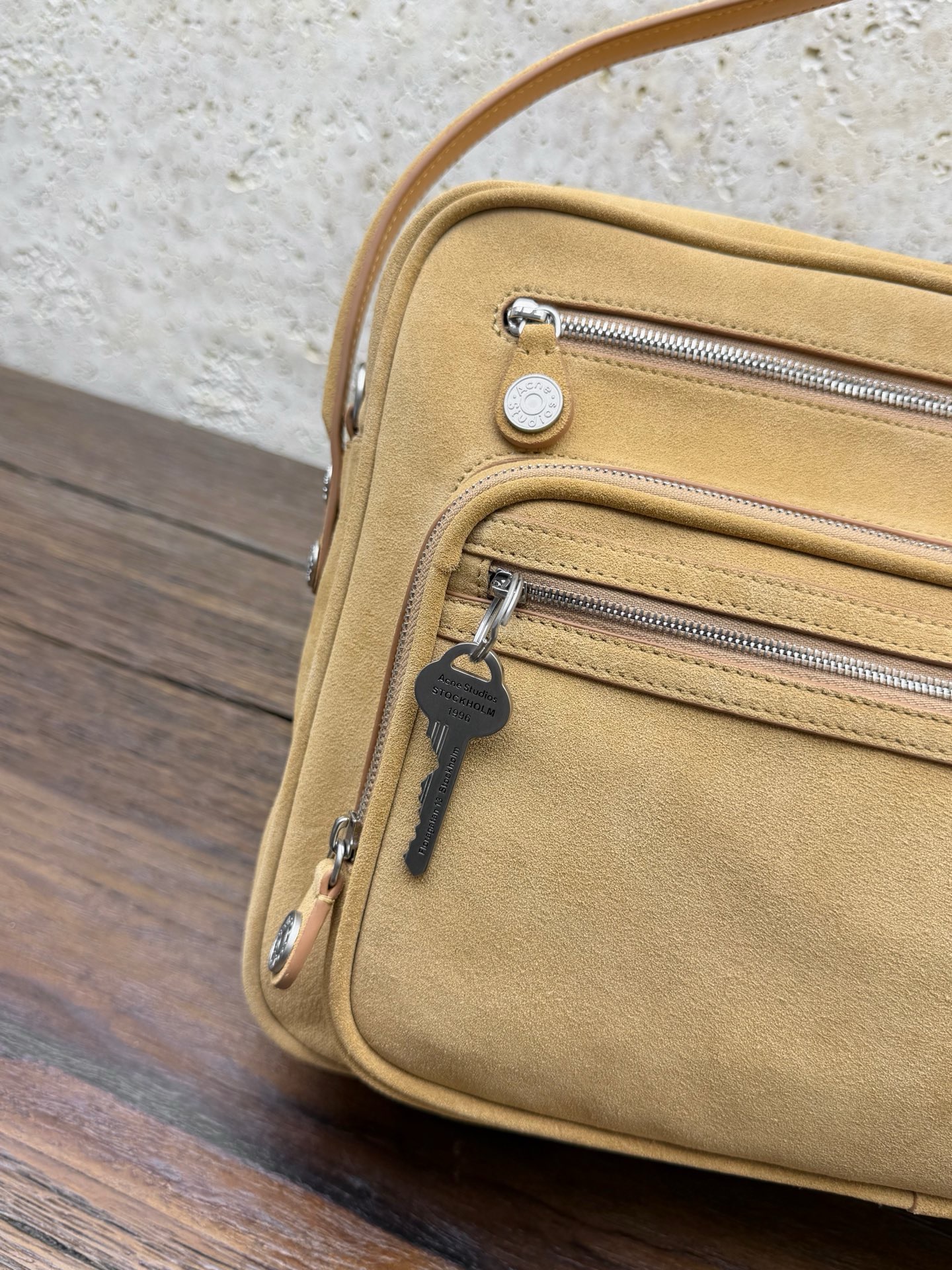 Сумка женская Acne Studios Camera Bag горчичного цвета