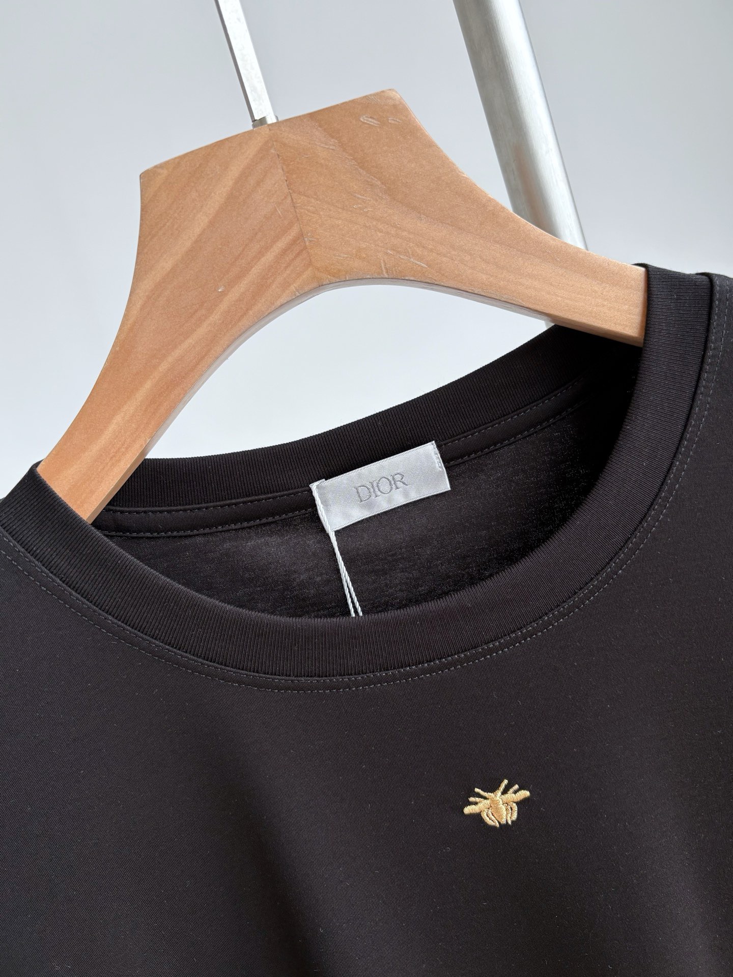 Футболка унисекс в стиле Dior из хлопка чёрного цвета с вышивкой пчелы