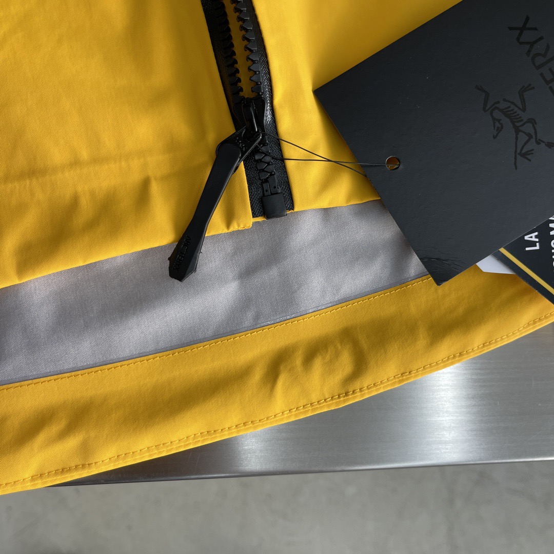 Куртка унисекс в стиле Arc'teryx Alpha SV с капюшоном жёлтого цвета