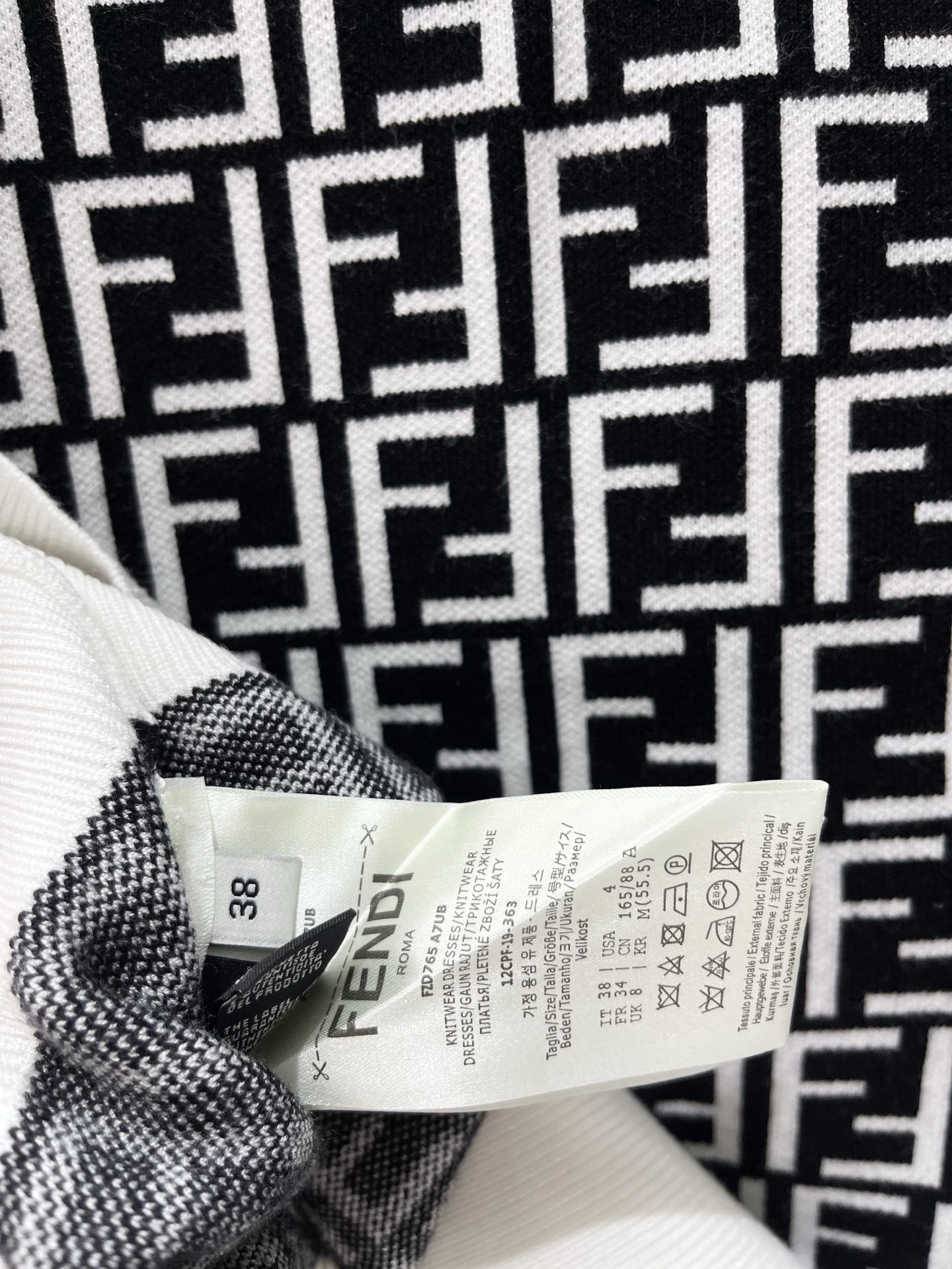 Топ женский Fendi  с логотипным узором без рукавов чёрно-белого цвета