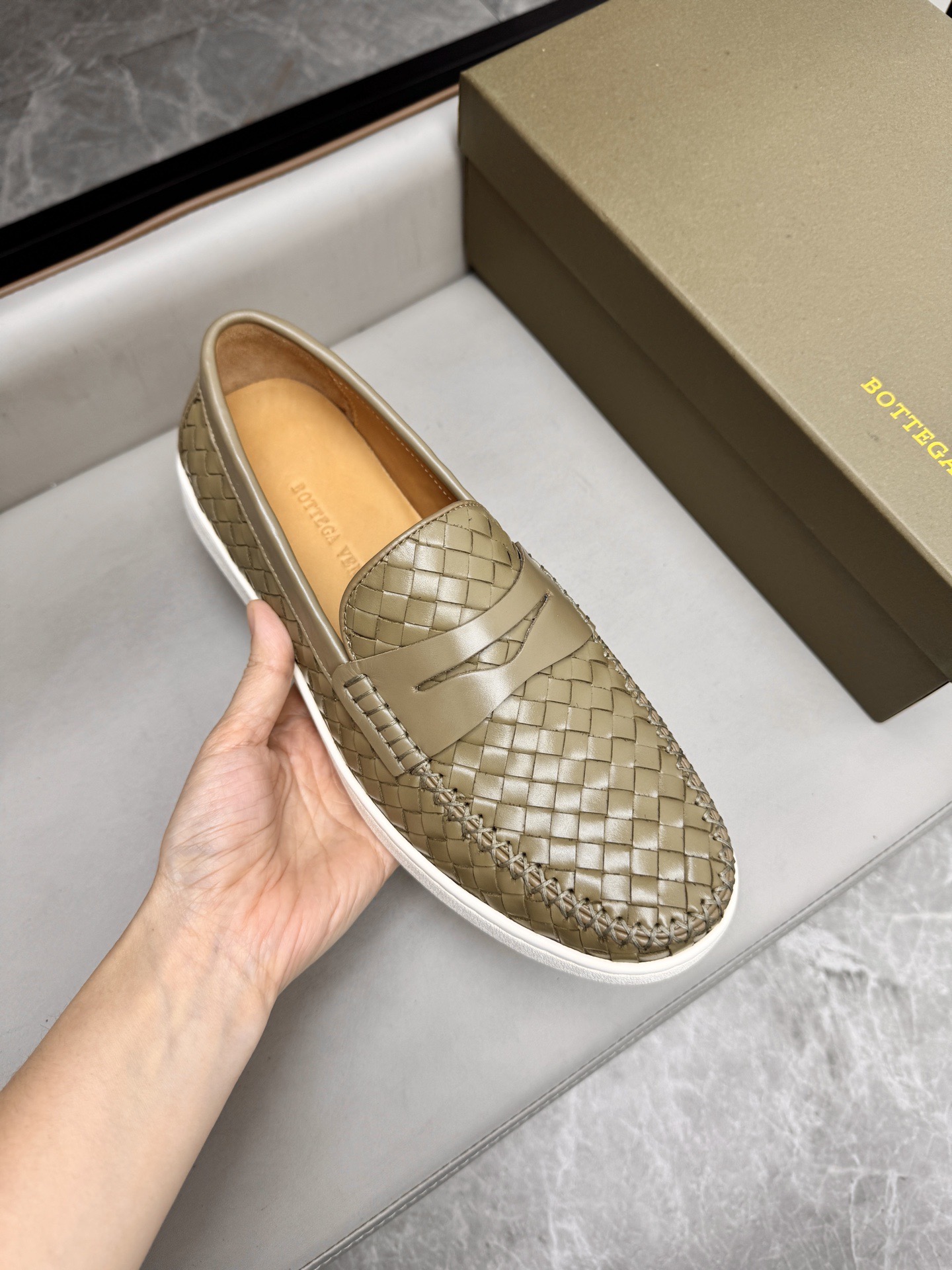 Слипоны мужские в стиле Bottega Veneta Intrecciato оливкового цвета