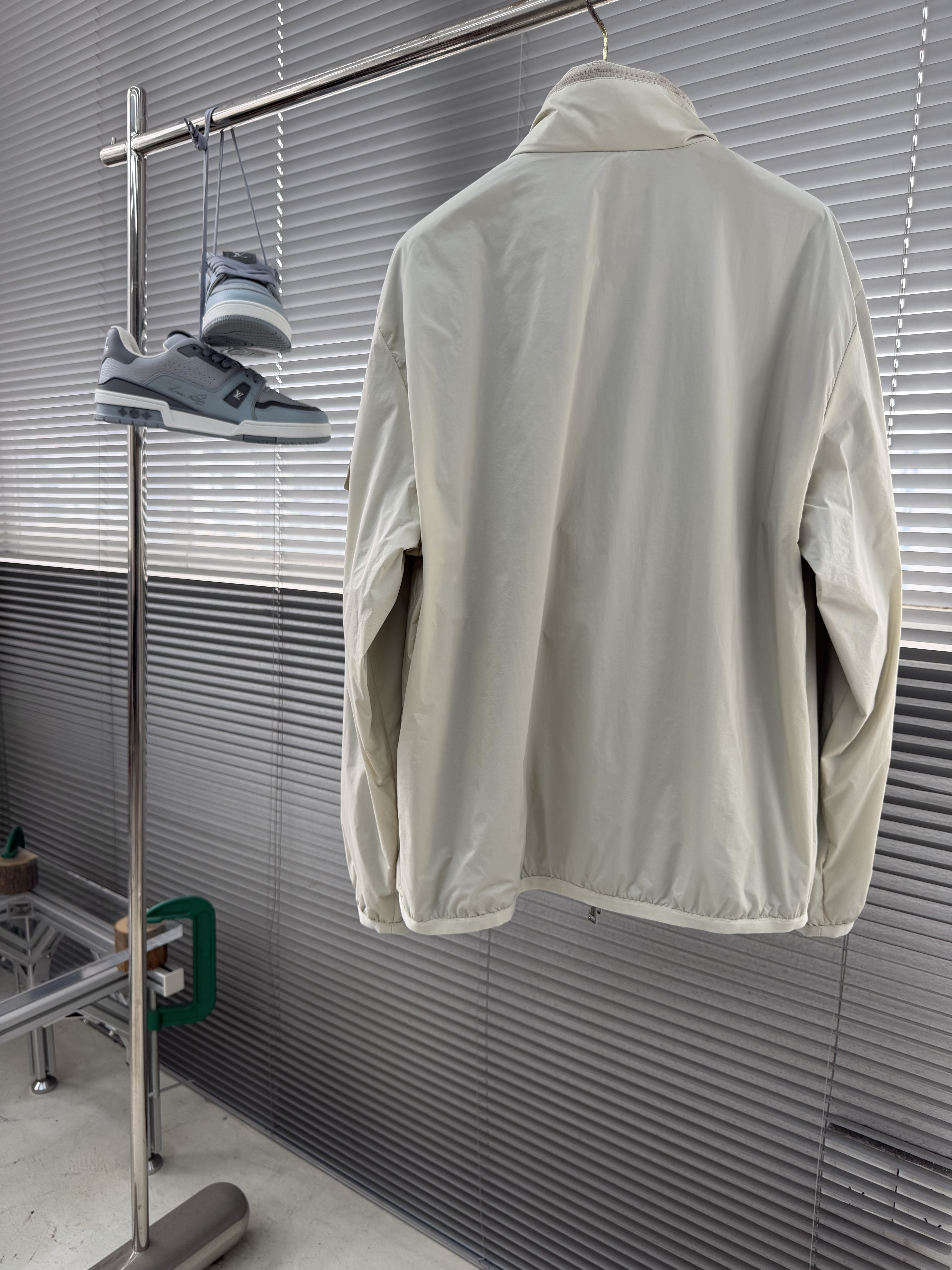 Куртка мужская в стиле Moncler лёгкая ветровка бежевого цвета на молнии