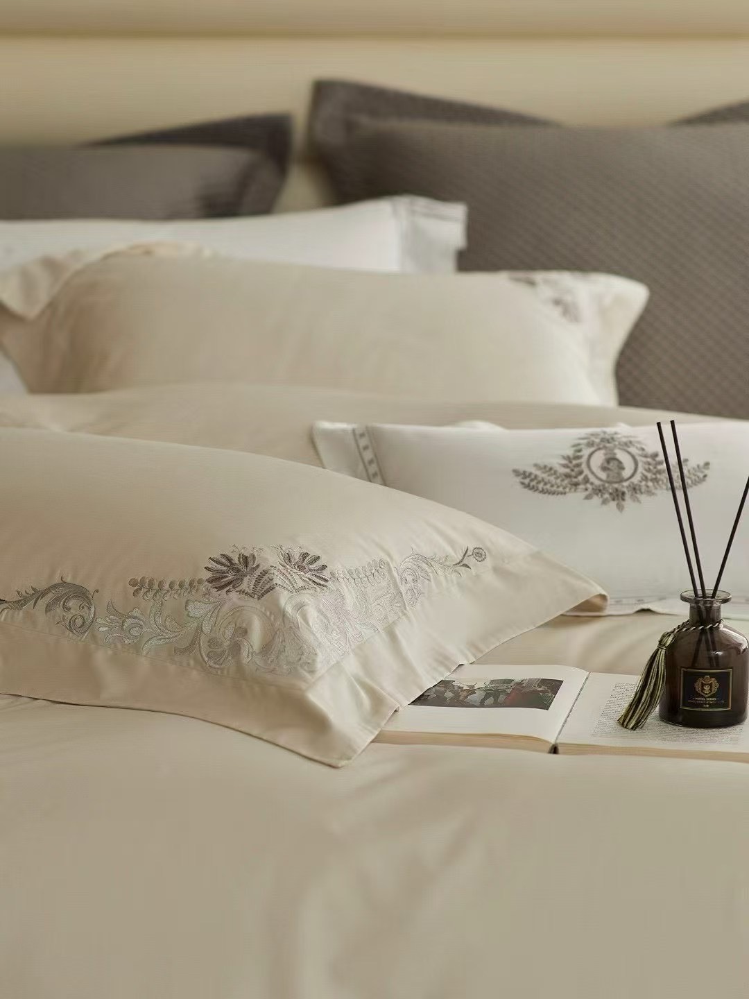 Комплект постельного белья в стиле Blumarine с вышивкой сатин люкс 100% хлопок кремовый (Евро)