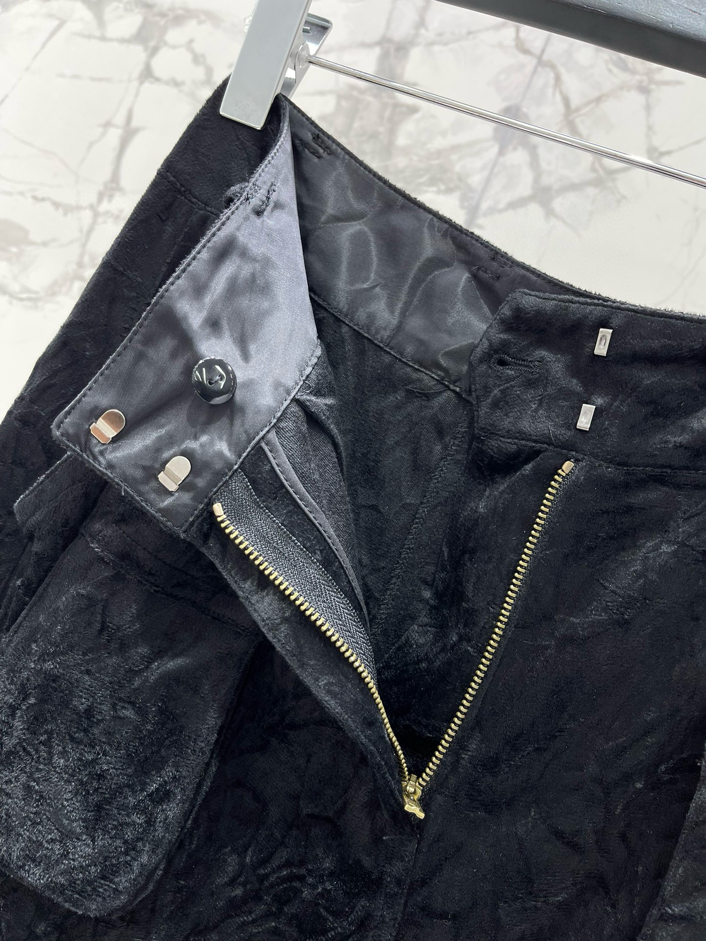 Брюки-карго женские бархатные в стиле Acne Studios с декоративными молниями и накладными карманами, чёрного цвета 