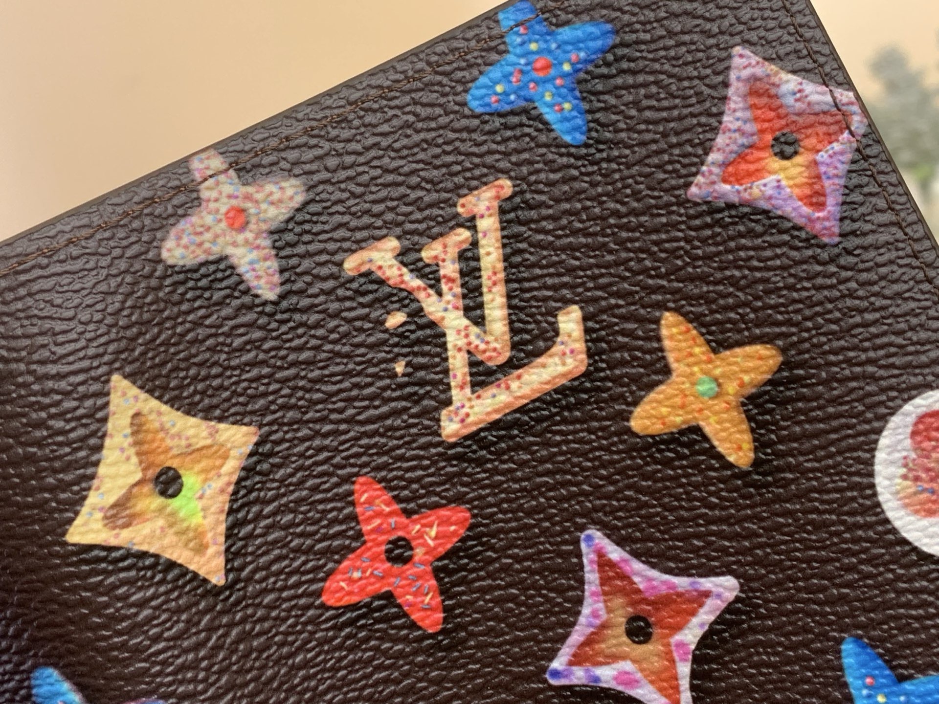 Обложка унисекс для паспорта в стиле Louis Vuitton Monogram Donuts коричневого цвета