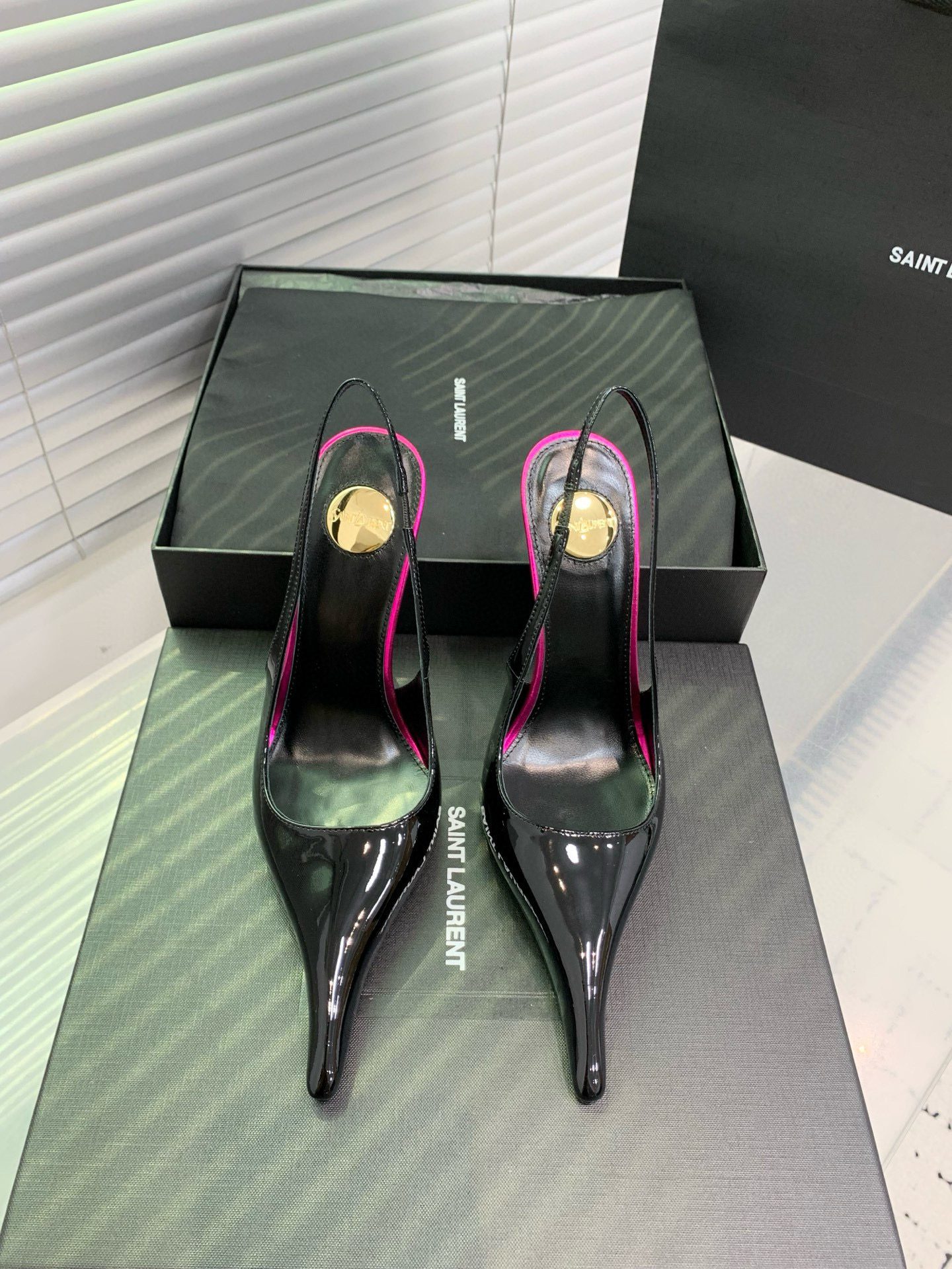 Туфли женские Saint Laurent slingback чёрного цвета с розовыми акцентами