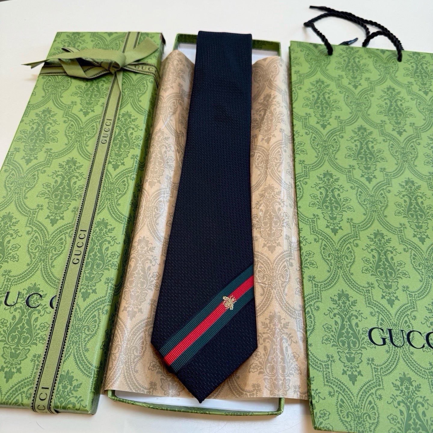Галстук мужской в стиле Gucci бордового цвета с фирменной полосой