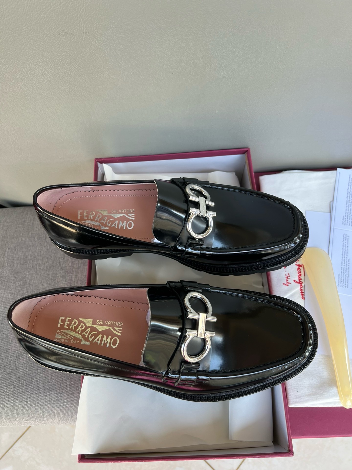 Лоферы мужские в стиле Salvatore Ferragamo из натуральной кожи черного цвета