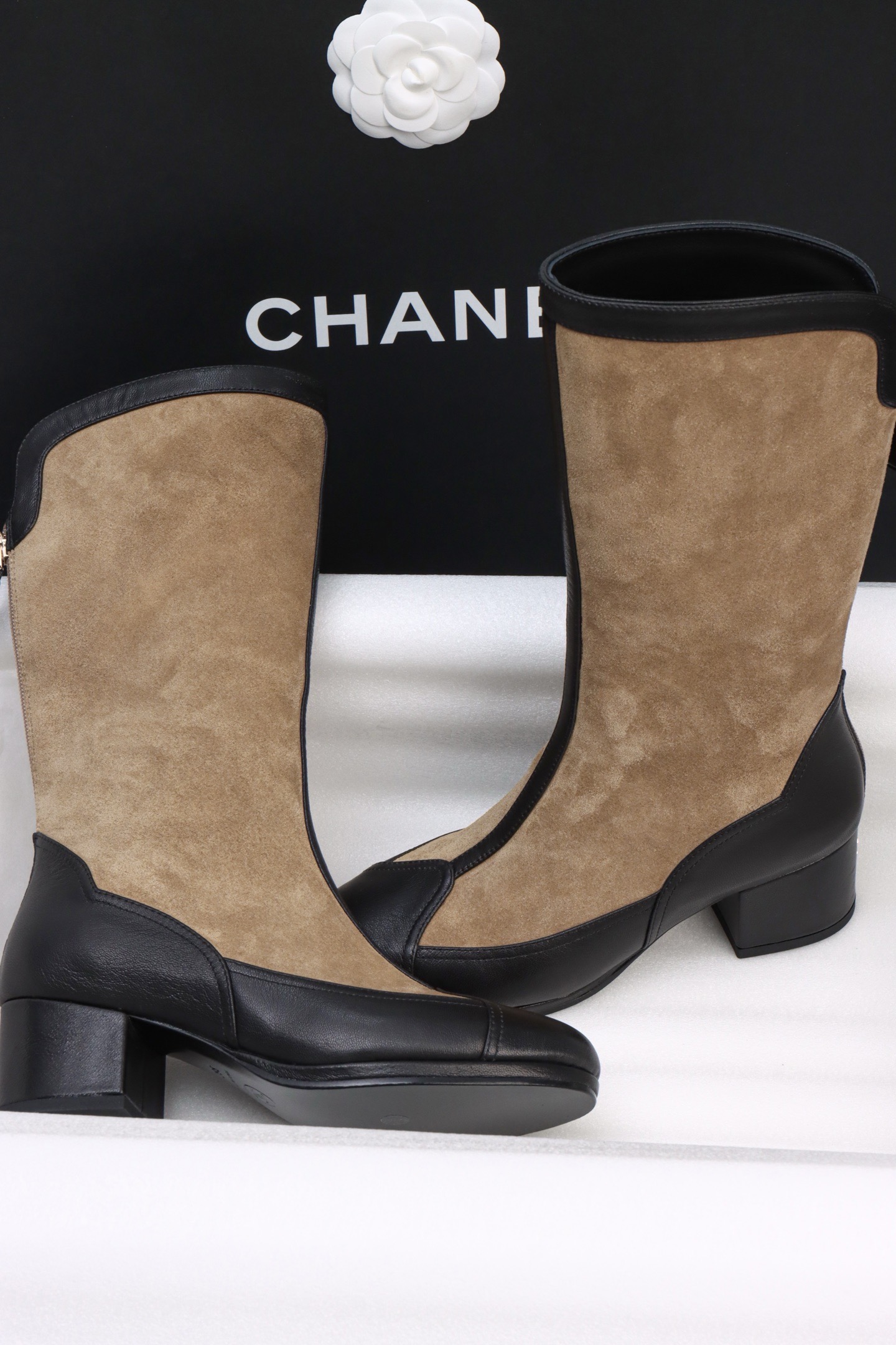 Сапоги женские Chanel Riding Boots бежево-чёрного цвета