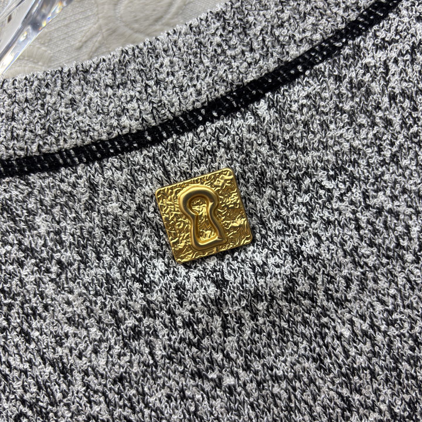 Футболка женская в стиле Schiaparelli серого цвета с контрастной отделкой швов