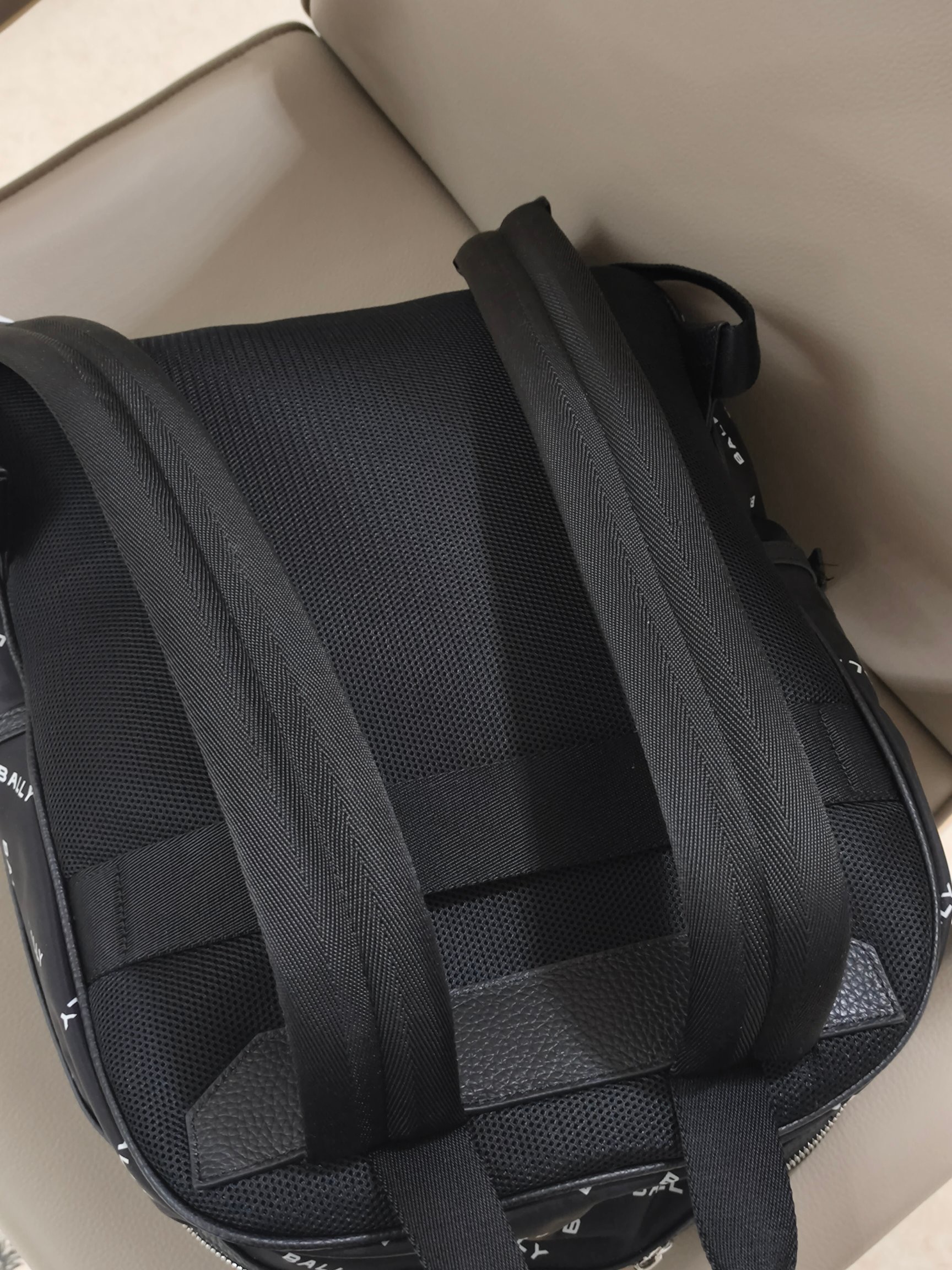 Рюкзак унисекс в стиле Bally из водоотталкивающего текстиля с кожаными элементами чёрного цвета