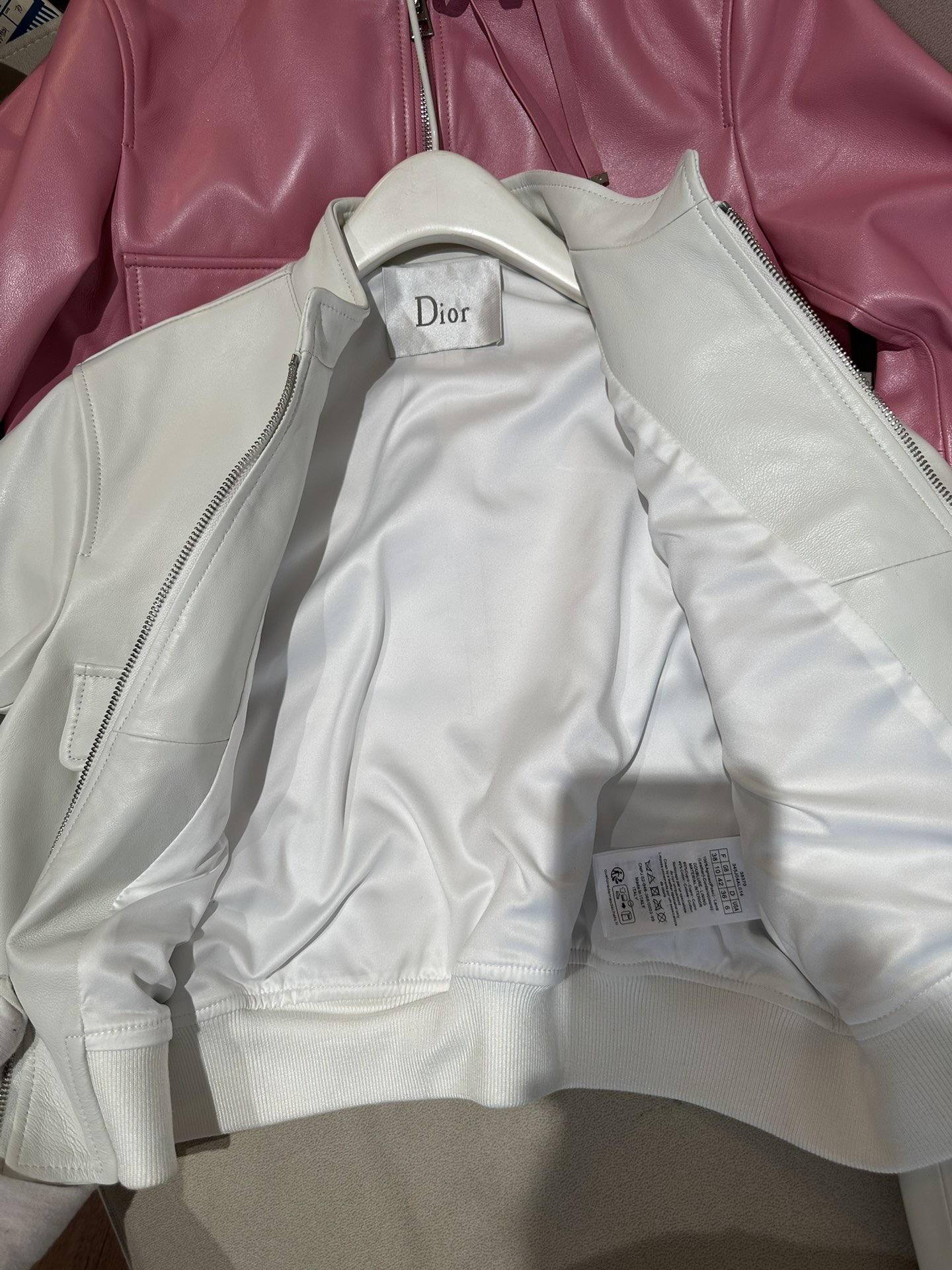 Куртка женская в стиле Dior из натуральной кожи молочного цвета укороченная с воротником-стойкой