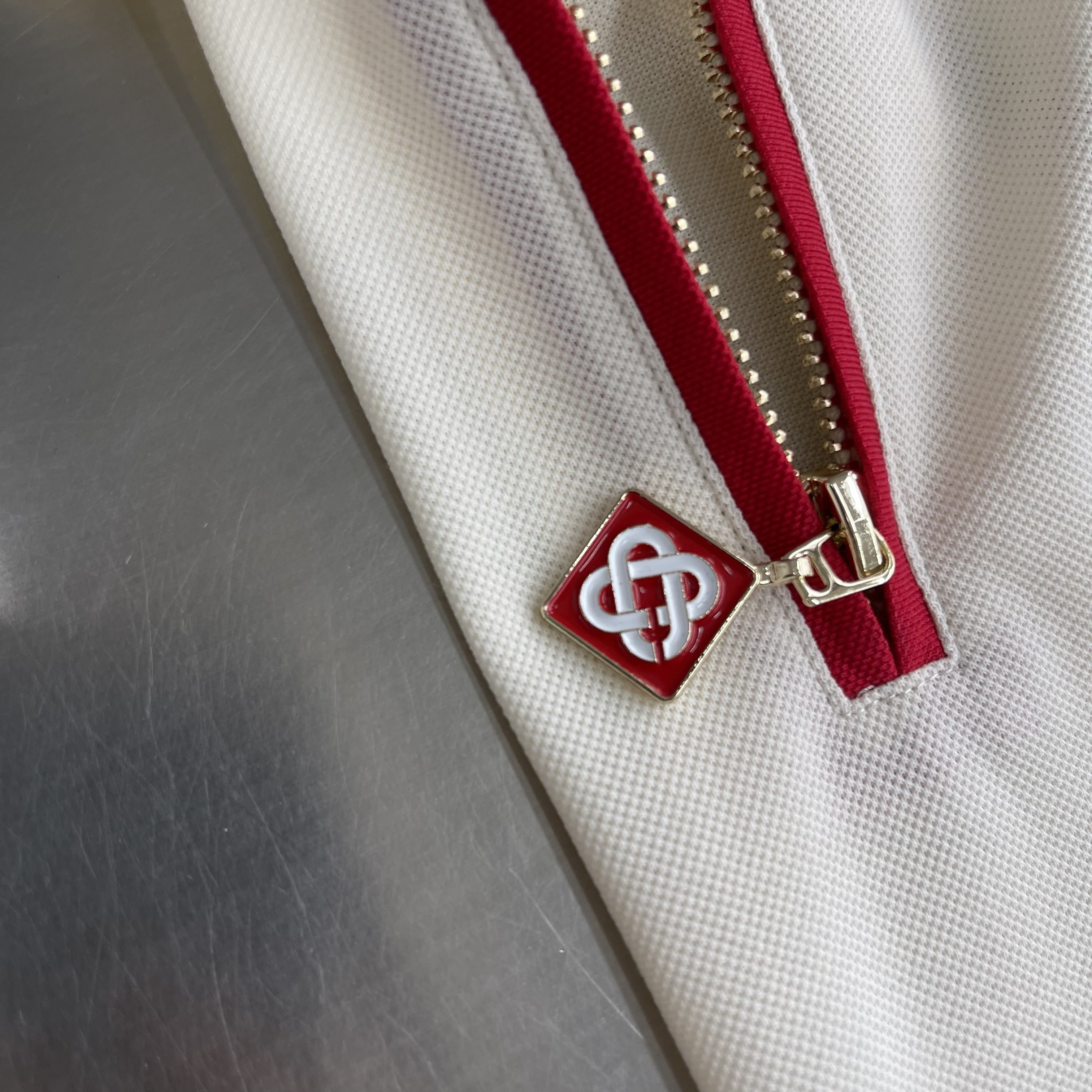 Поло мужское в стиле Casablanca из хлопка молочного цвета с вышивкой и молнией