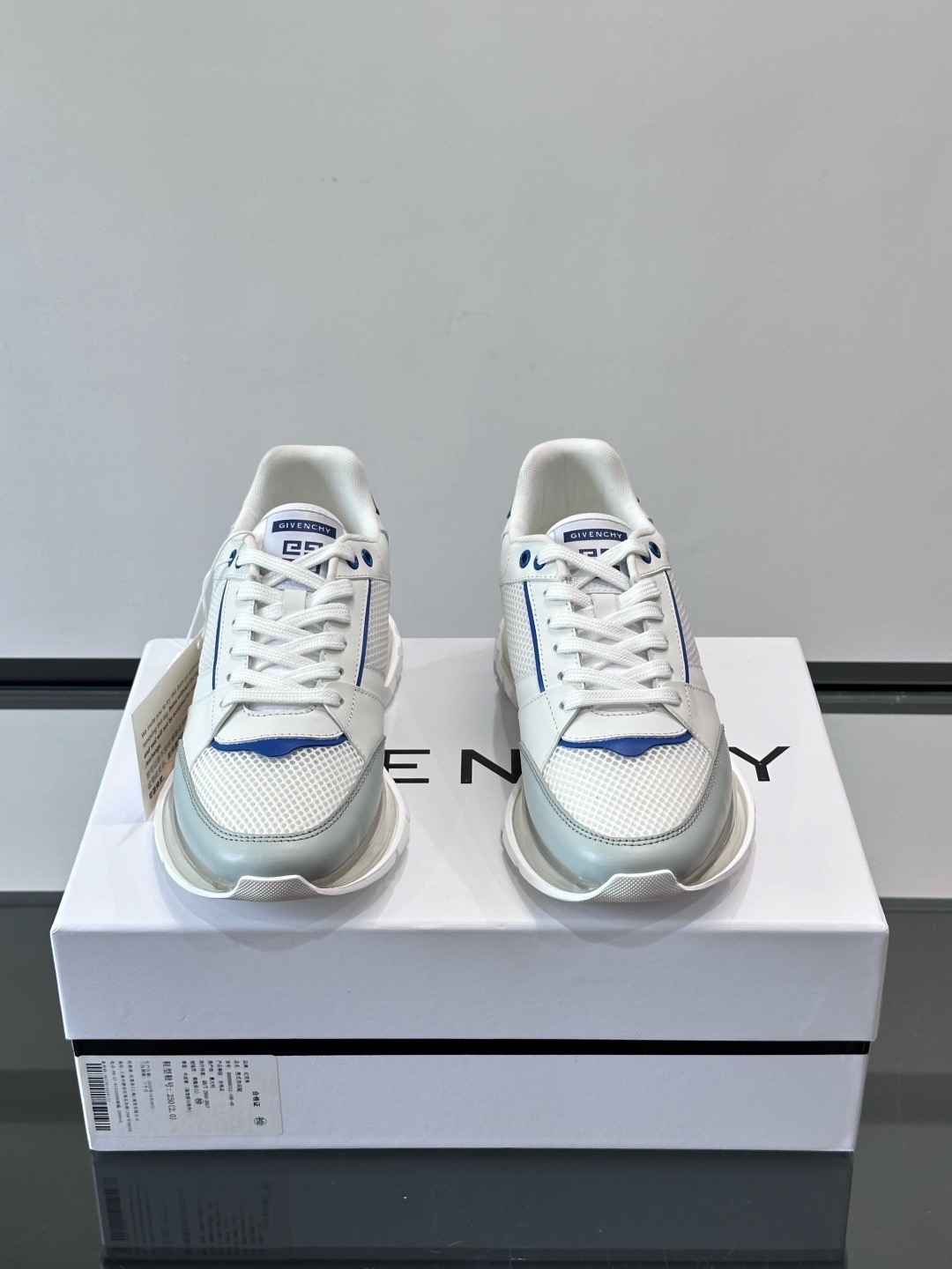 Кроссовки мужские Givenchy белого цвета с синими деталями