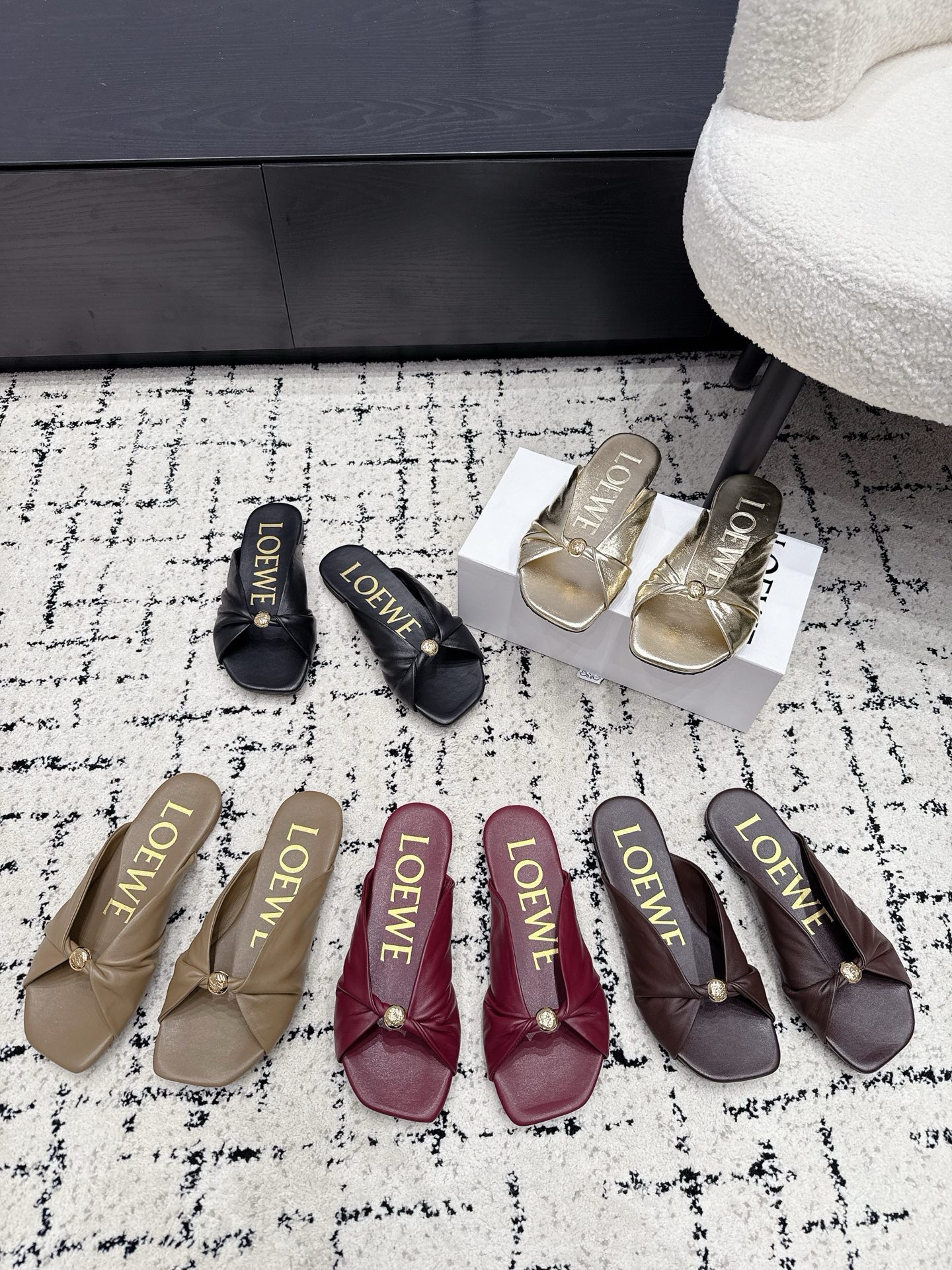 Мюли женские Loewe Pebble Soft Slide чёрного цвета