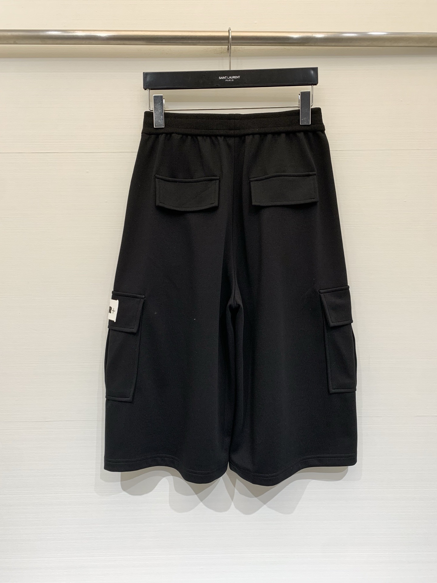 Шорты женские в стиле Jil Sander  чёрного цвета с накладными карманами